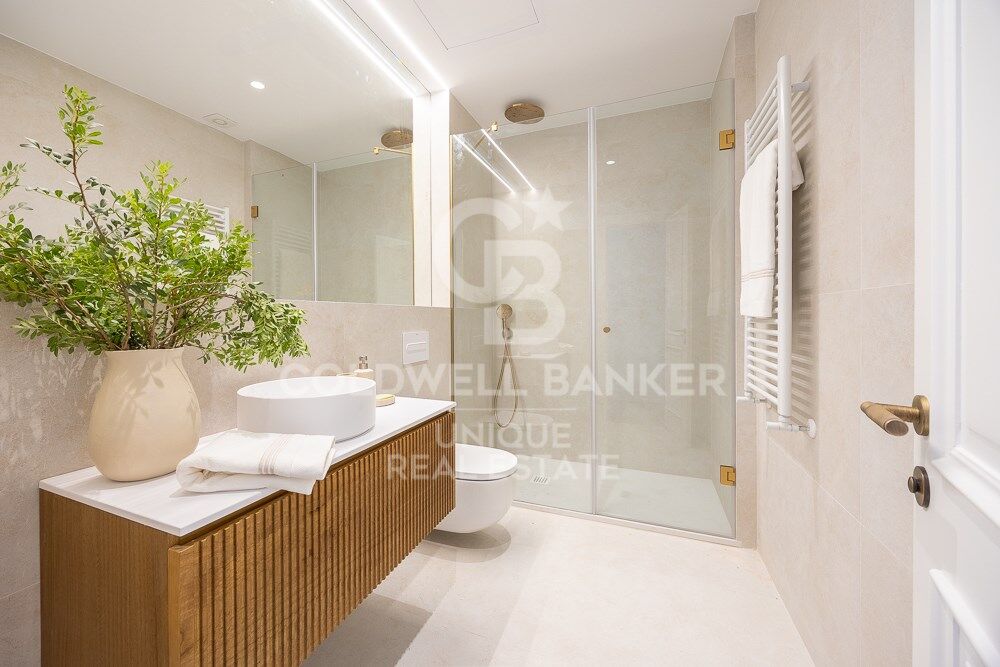 Renovated flat for sale with terrace in Barrio de Salamanca