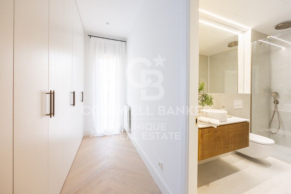 Renovated flat for sale with terrace in Barrio de Salamanca