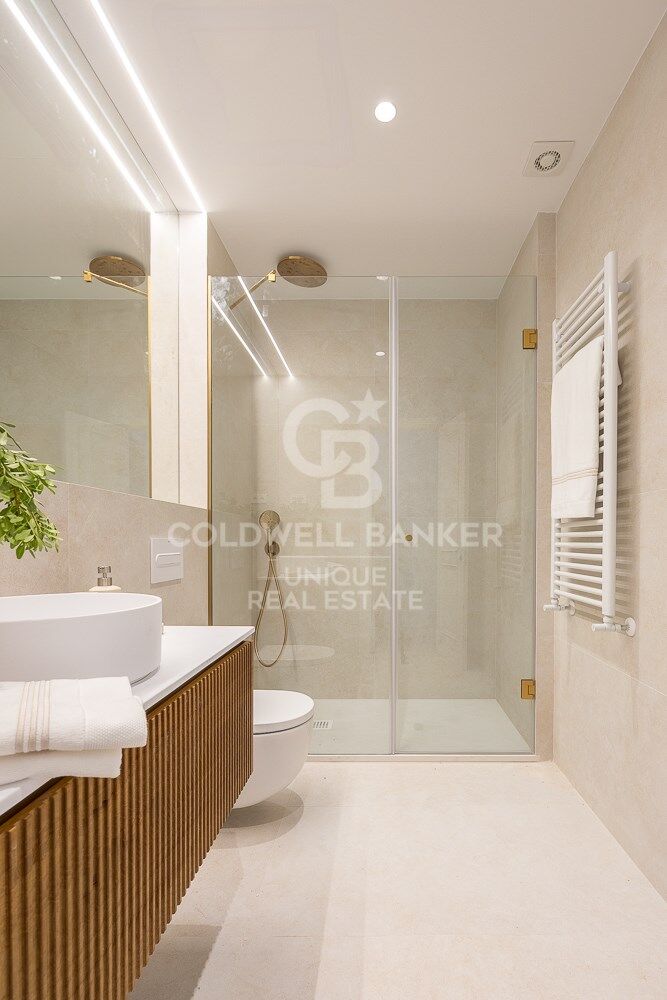 Renovated flat for sale with terrace in Barrio de Salamanca