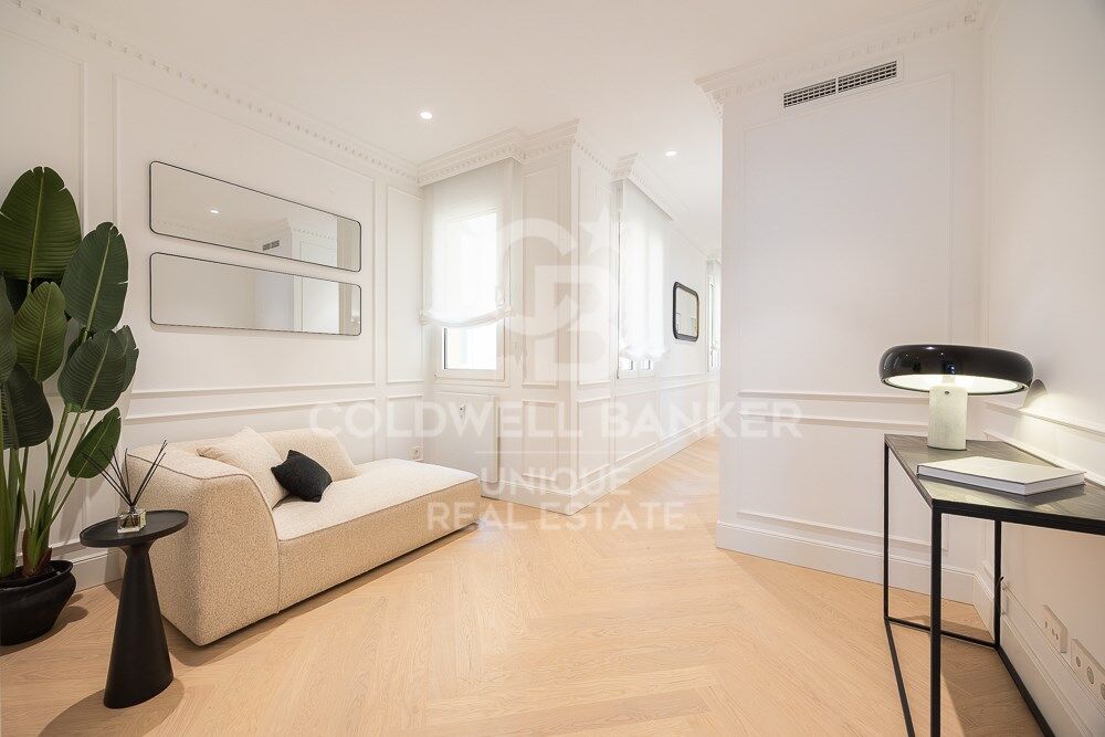 Renovated flat for sale with terrace in Barrio de Salamanca