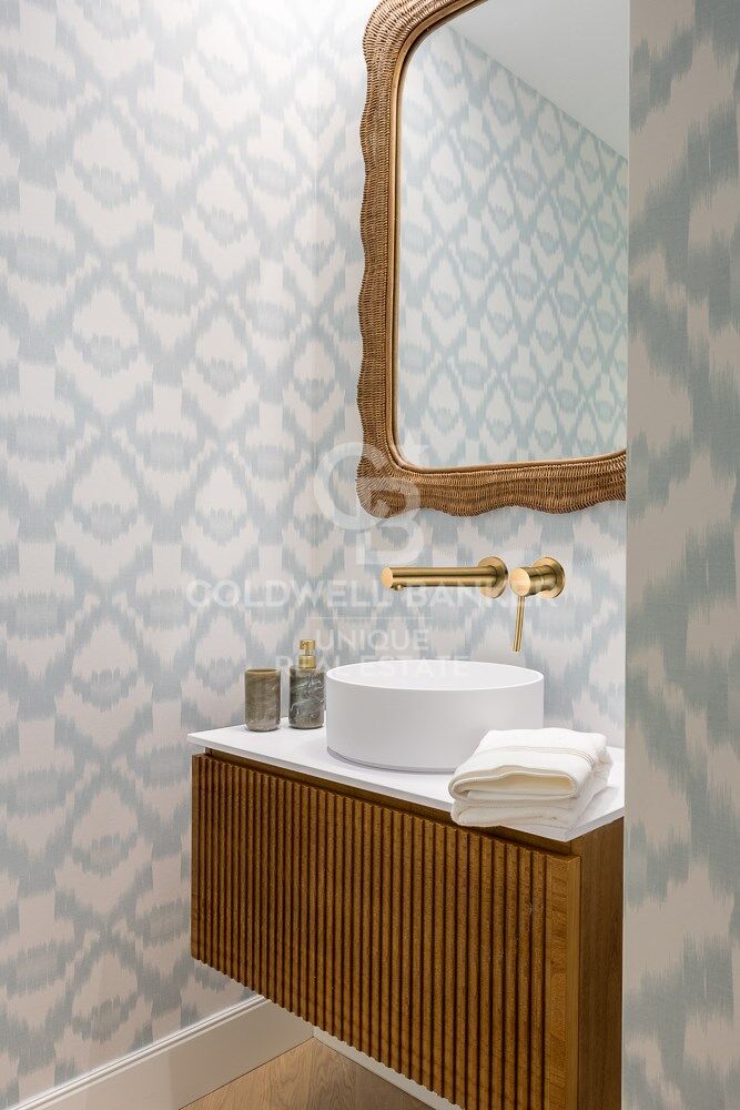 Renovated flat for sale with terrace in Barrio de Salamanca