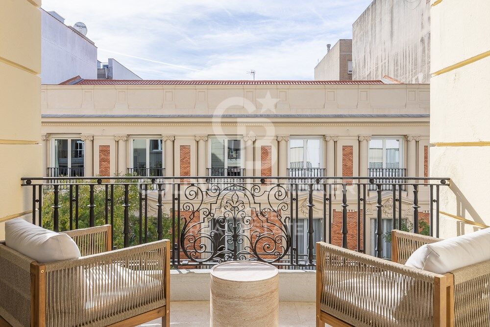 Renovated flat for sale with terrace in Barrio de Salamanca