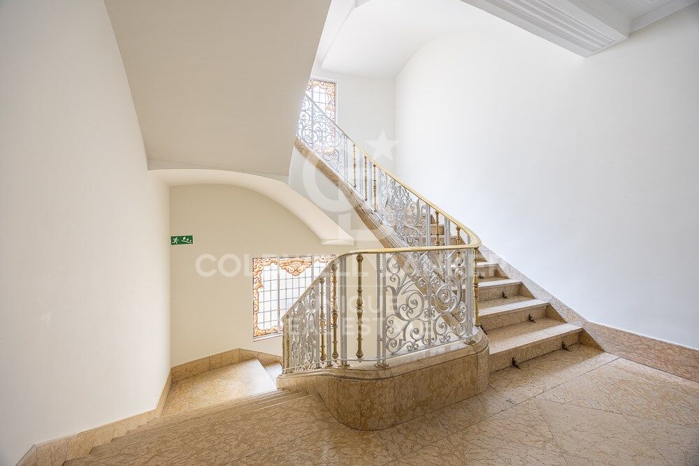 Renovated flat for sale with terrace in Barrio de Salamanca