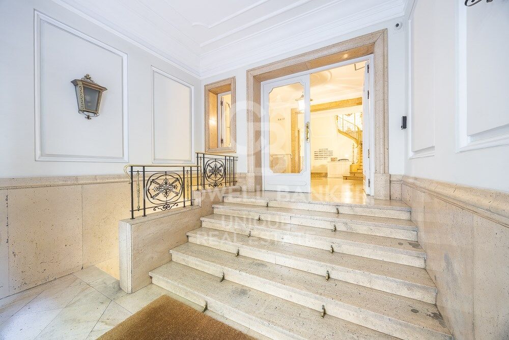 Renovated flat for sale with terrace in Barrio de Salamanca