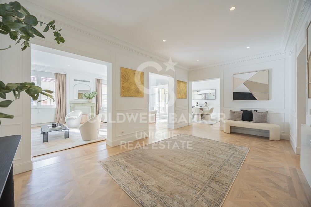 Renovated flat for sale with terrace in Barrio de Salamanca