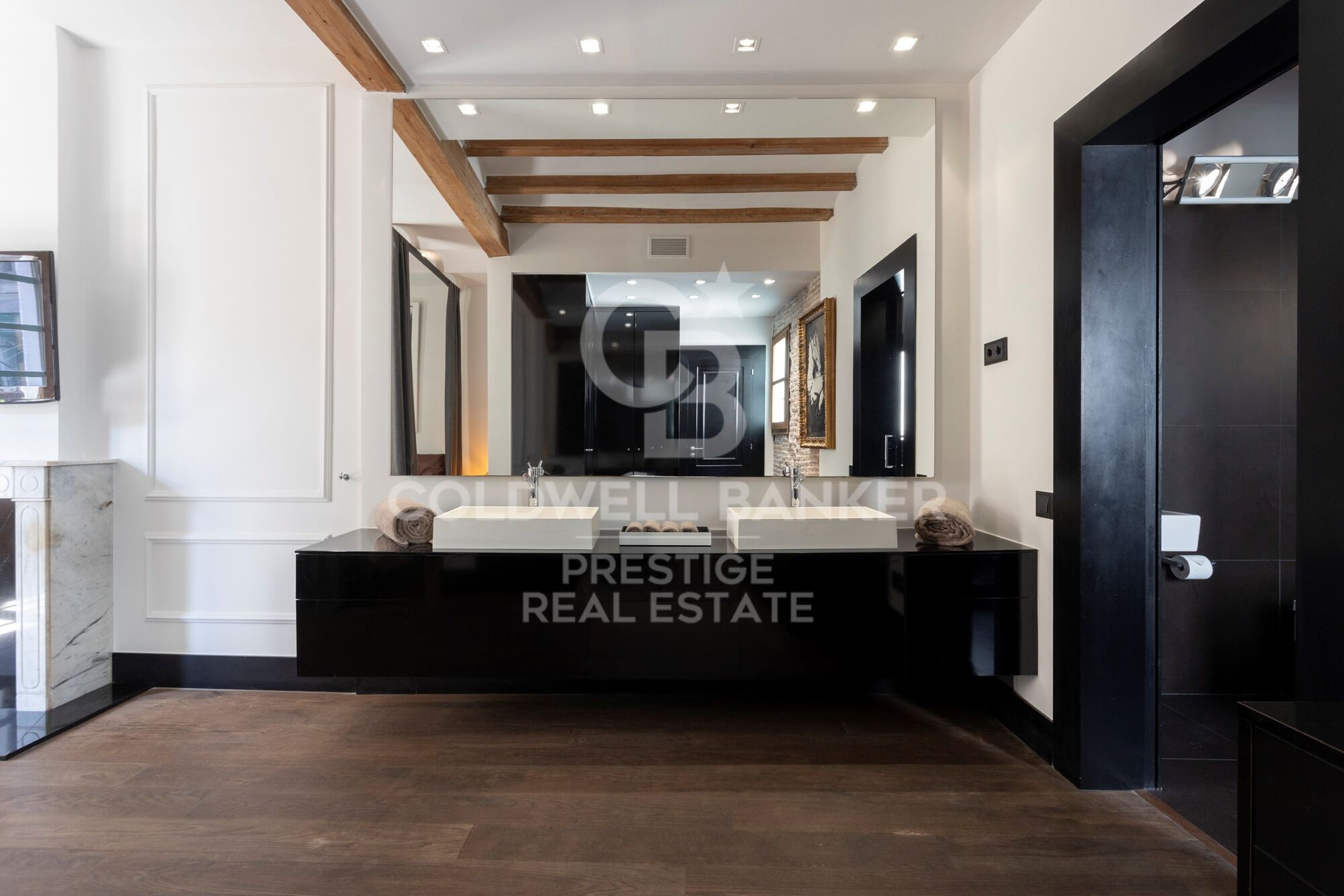 A vendre appartement rénové dans le centre ville de Barcelone.