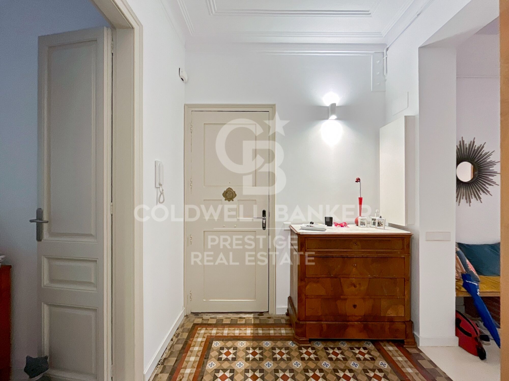 Designer-Wohnung in einem modernistischen Gebäude im Quadrat d'Or.