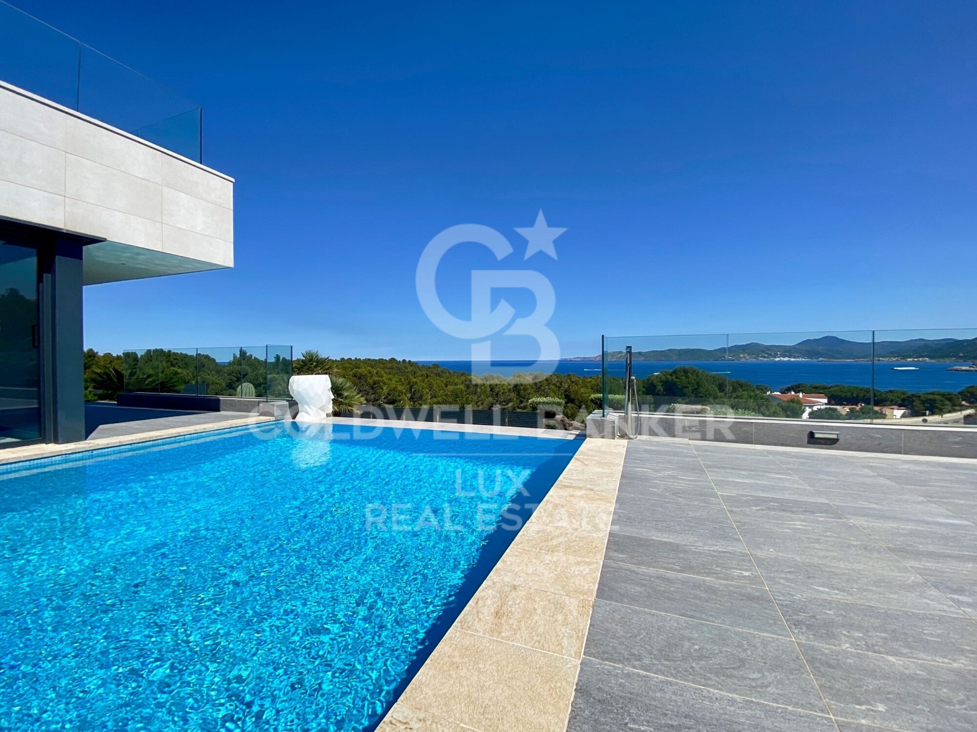 Villa de luxe en vente en première ligne de mer à Llançà, Costa Brava