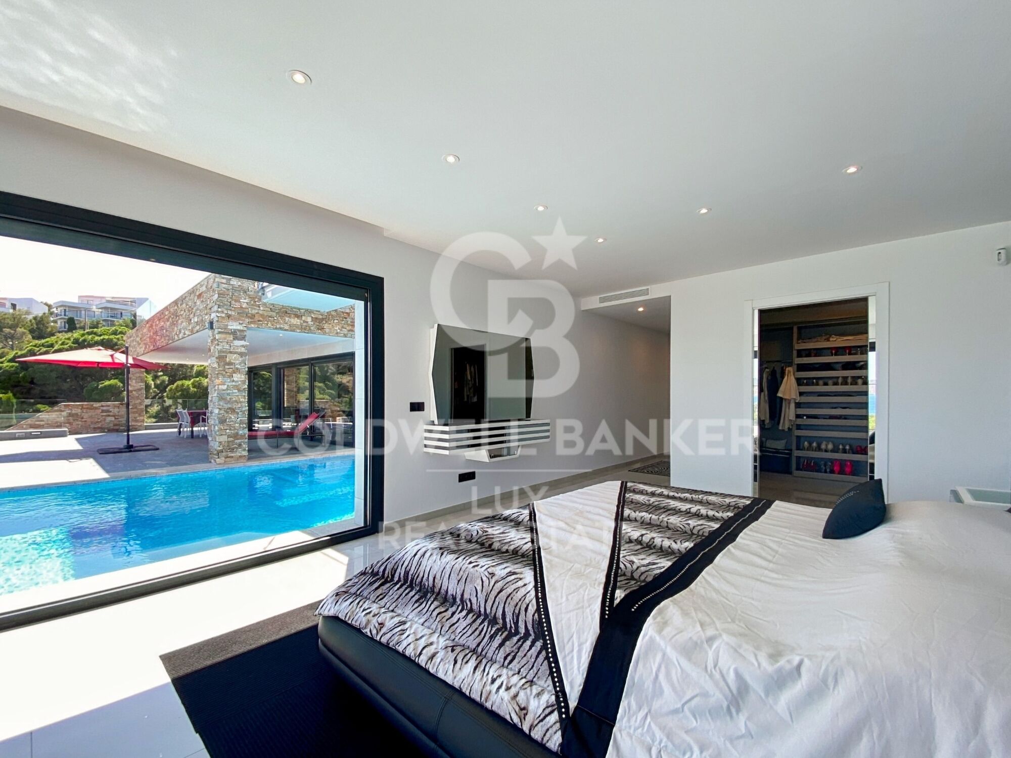 Villa de luxe en vente en première ligne de mer à Llançà, Costa Brava