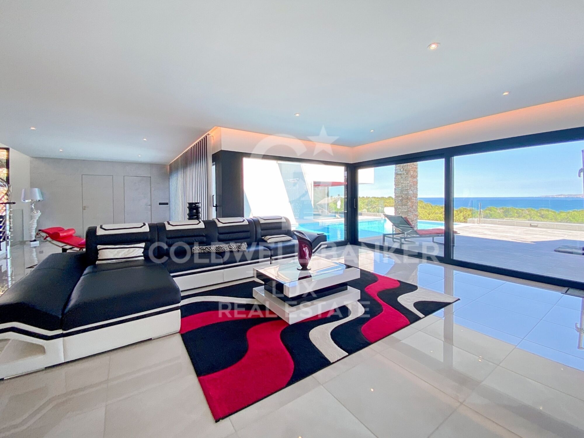 Villa de luxe en vente en première ligne de mer à Llançà, Costa Brava