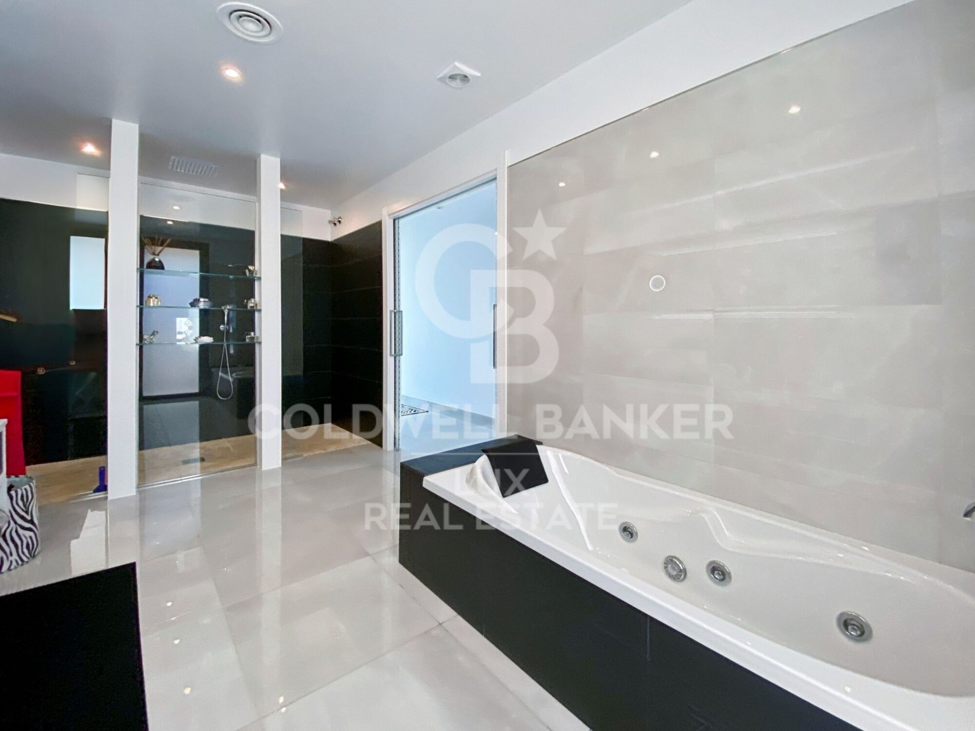 Villa de luxe en vente en première ligne de mer à Llançà, Costa Brava