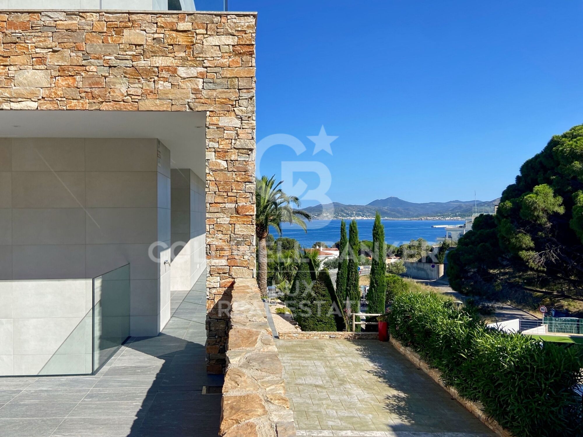 Villa de luxe en vente en première ligne de mer à Llançà, Costa Brava
