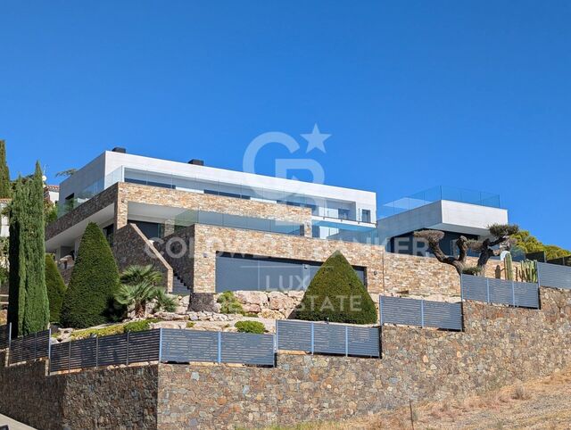 Villa de lujo en venta en primera línea de mar en Llançà, Costa Brava