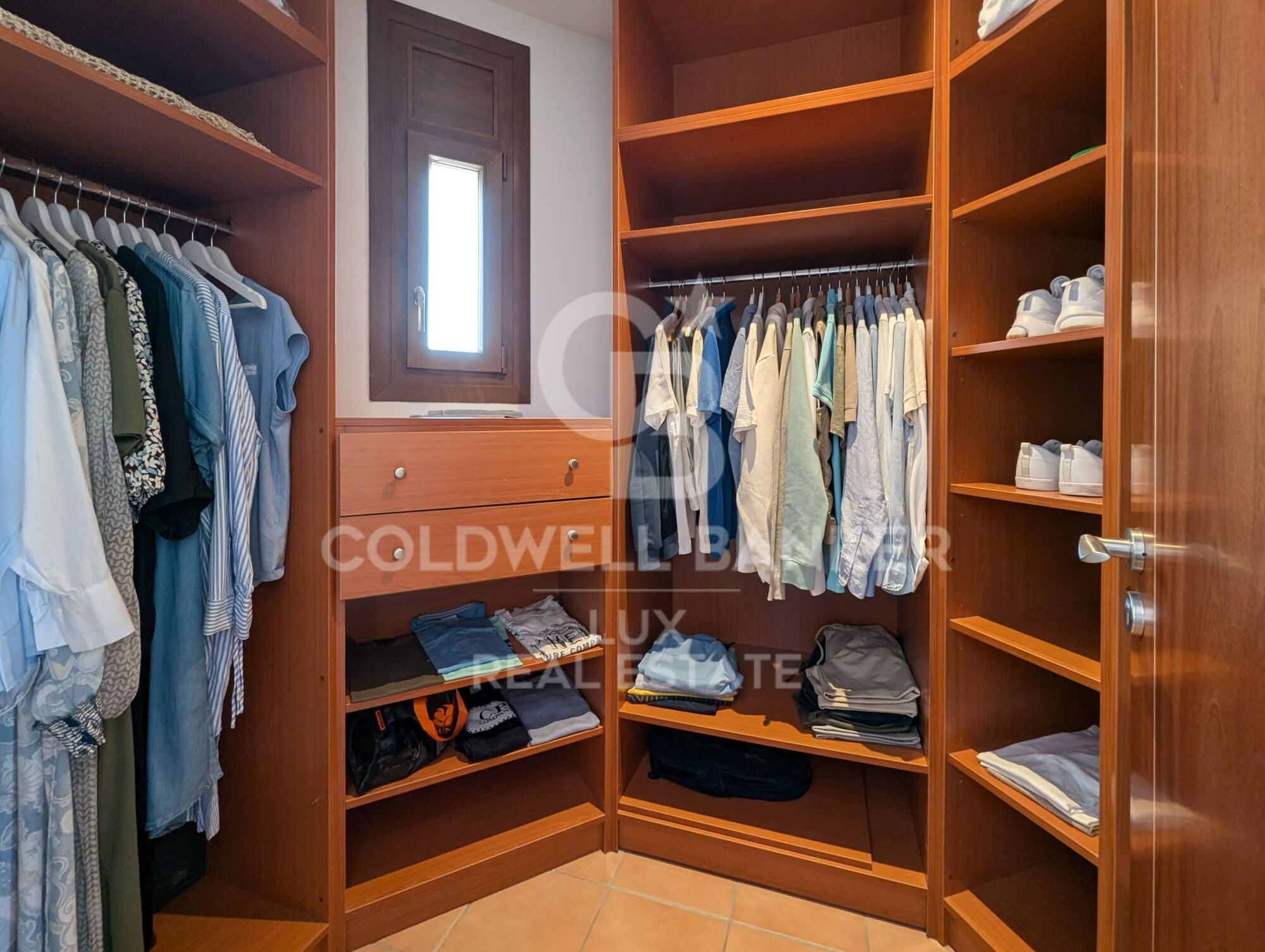 Villa on the canal with 25 meters mooring with 1000m2 plot