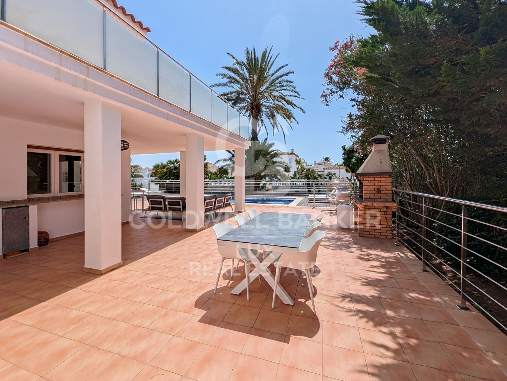 Villa on the canal with 25 meters mooring with 1000m2 plot