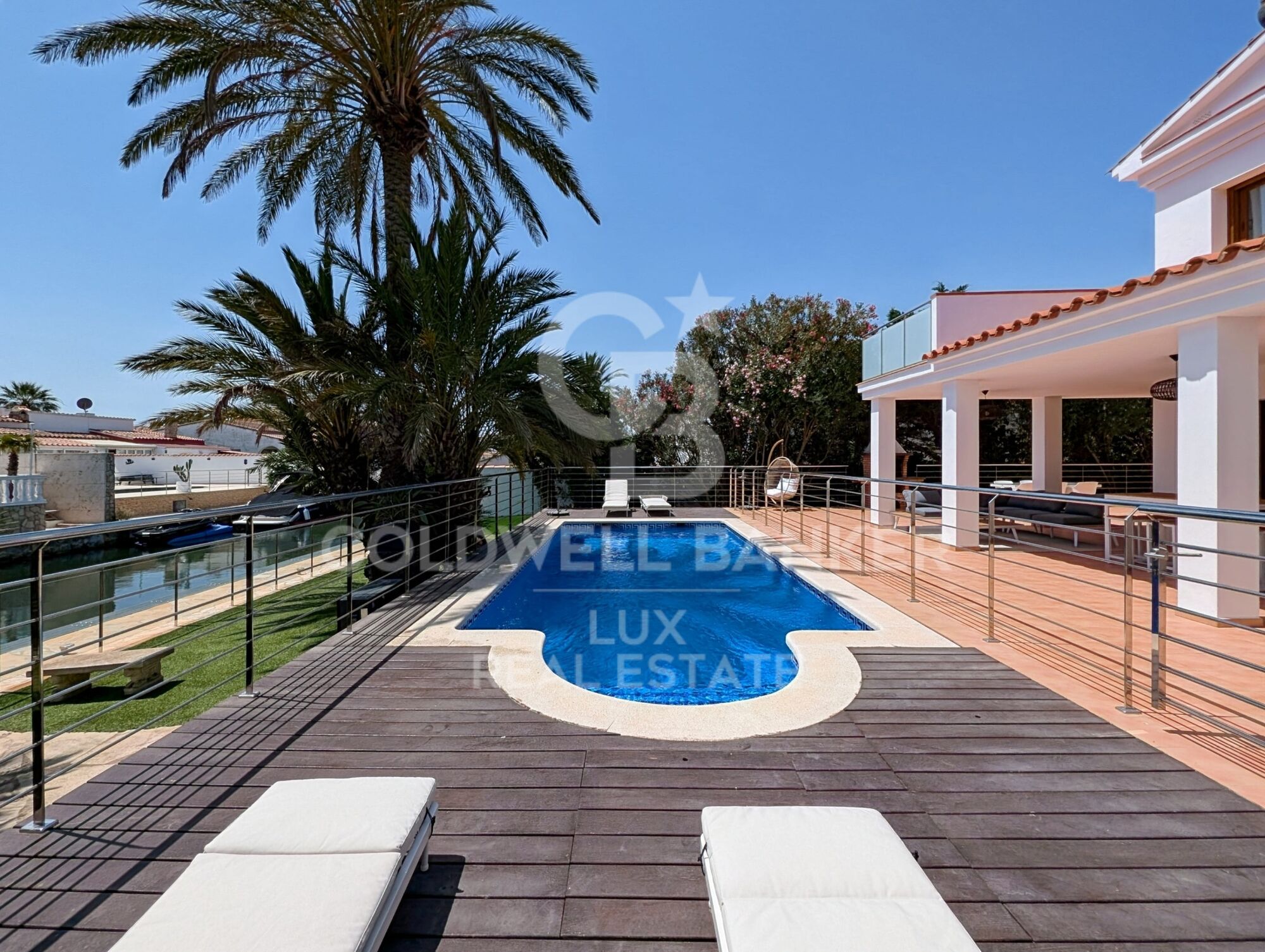 Villa on the canal with 25 meters mooring with 1000m2 plot