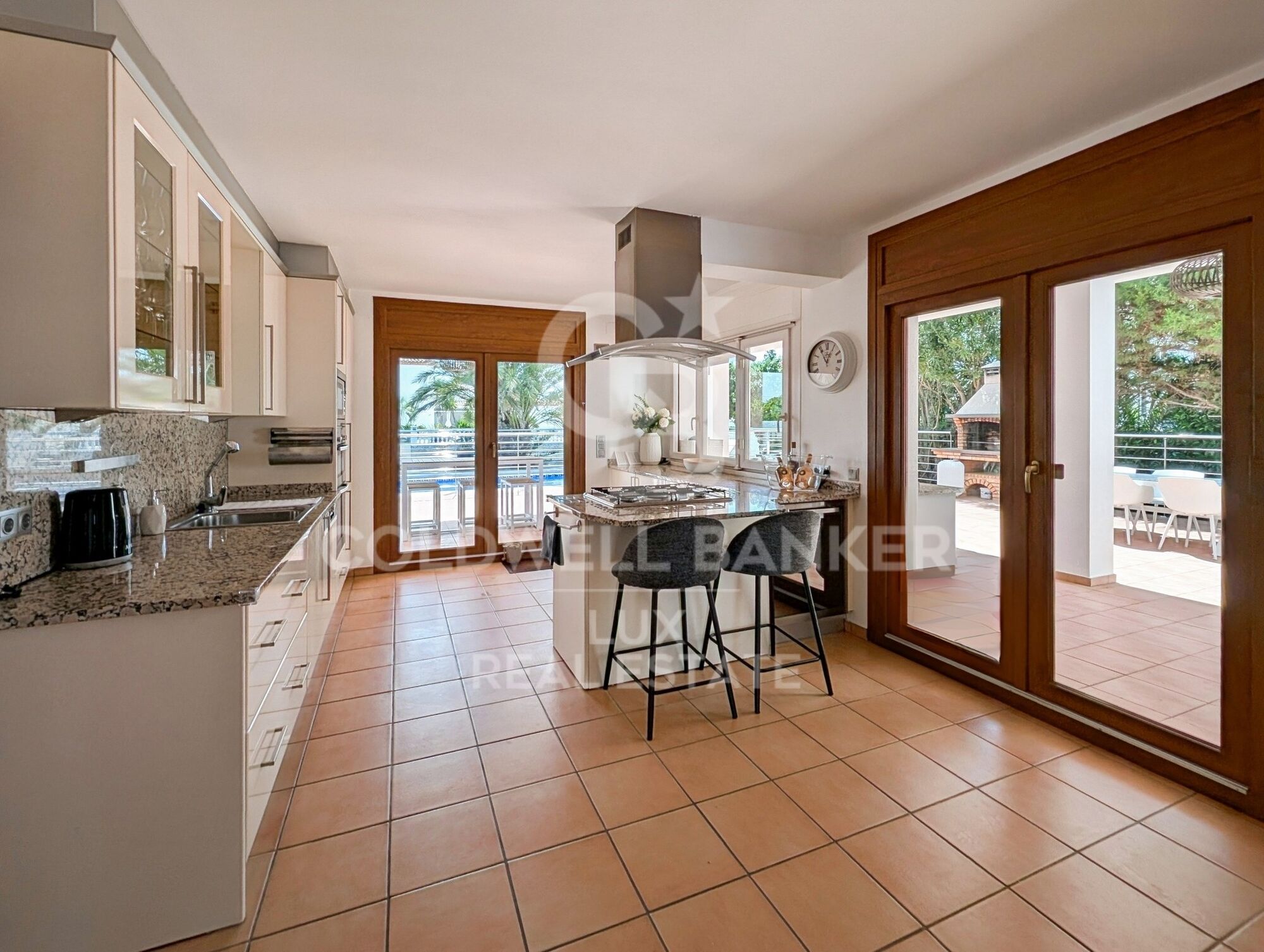 Villa on the canal with 25 meters mooring with 1000m2 plot