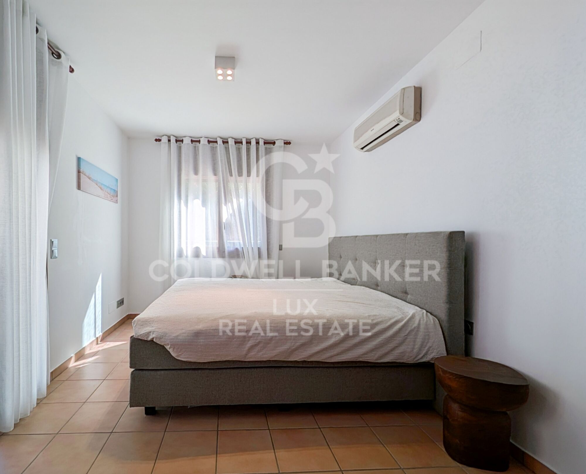 Villa on the canal with 25 meters mooring with 1000m2 plot