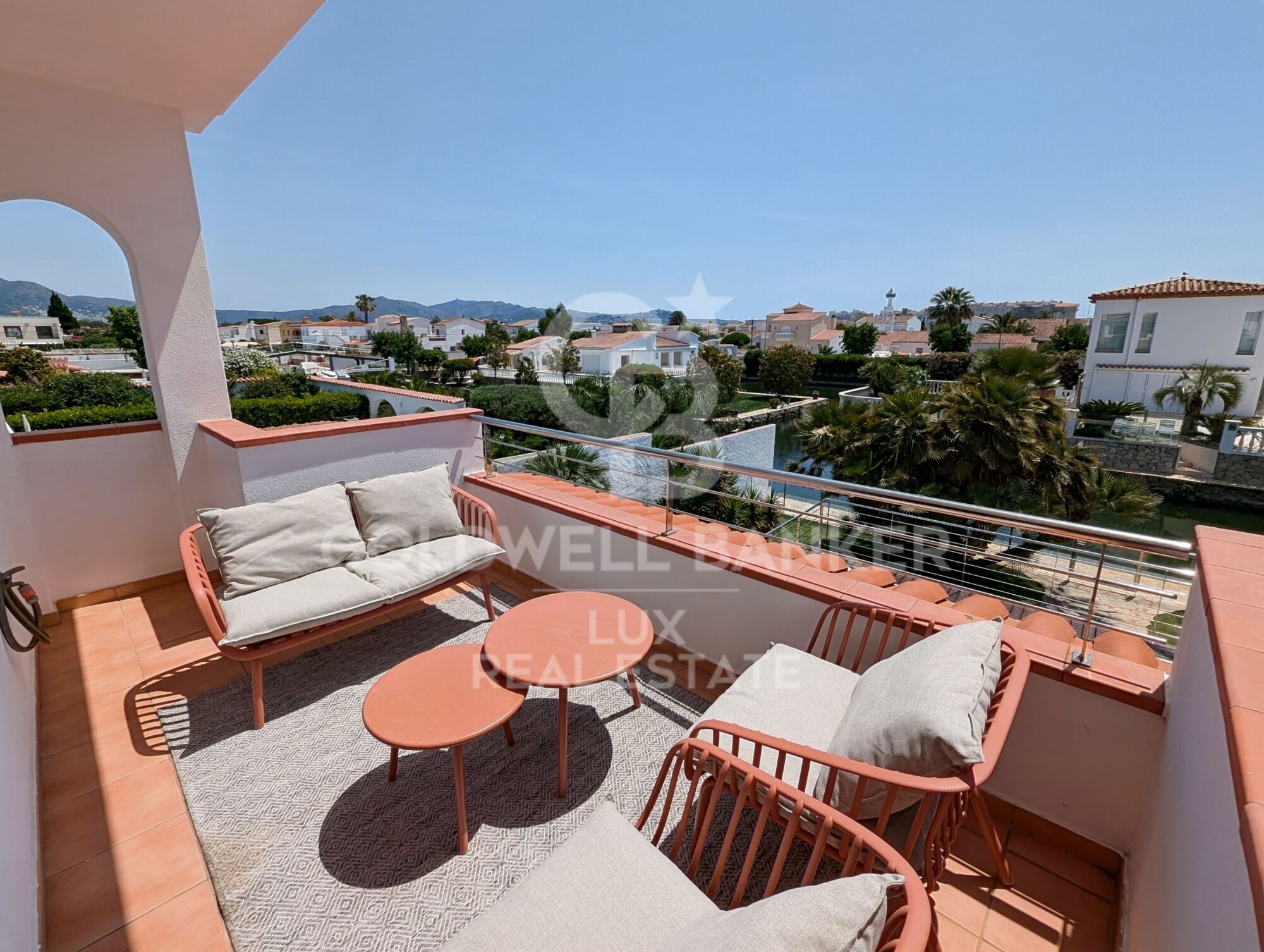 Villa on the canal with 25 meters mooring with 1000m2 plot