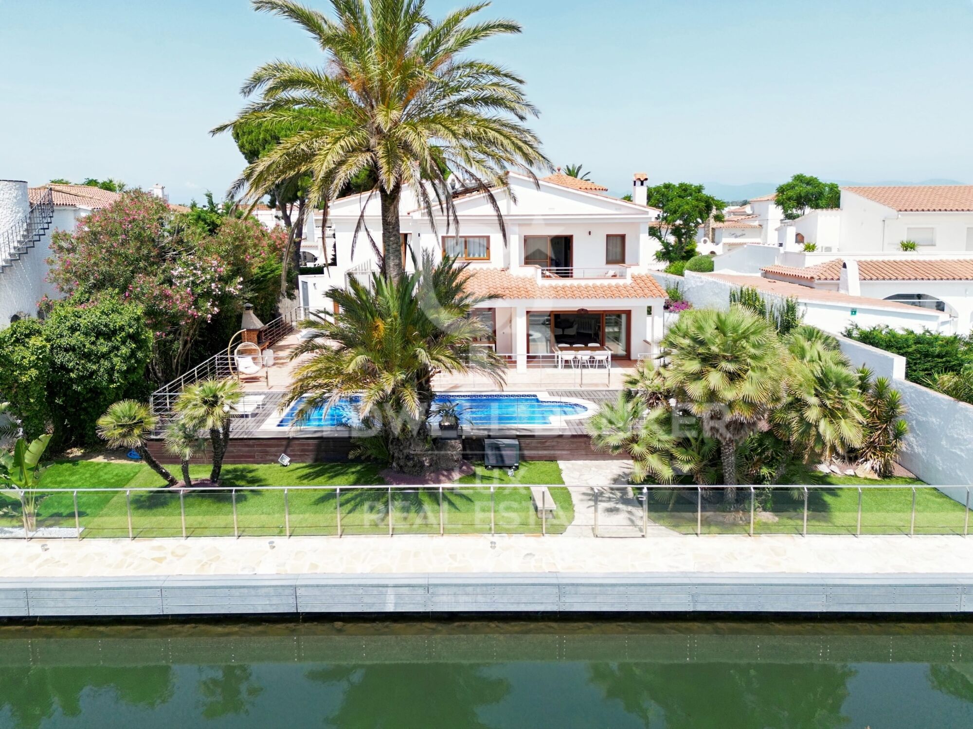 Villa on the canal with 25 meters mooring with 1000m2 plot