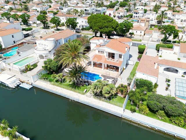 Villa au canal avec amarre de 25 mètres et terrain de 1000m2