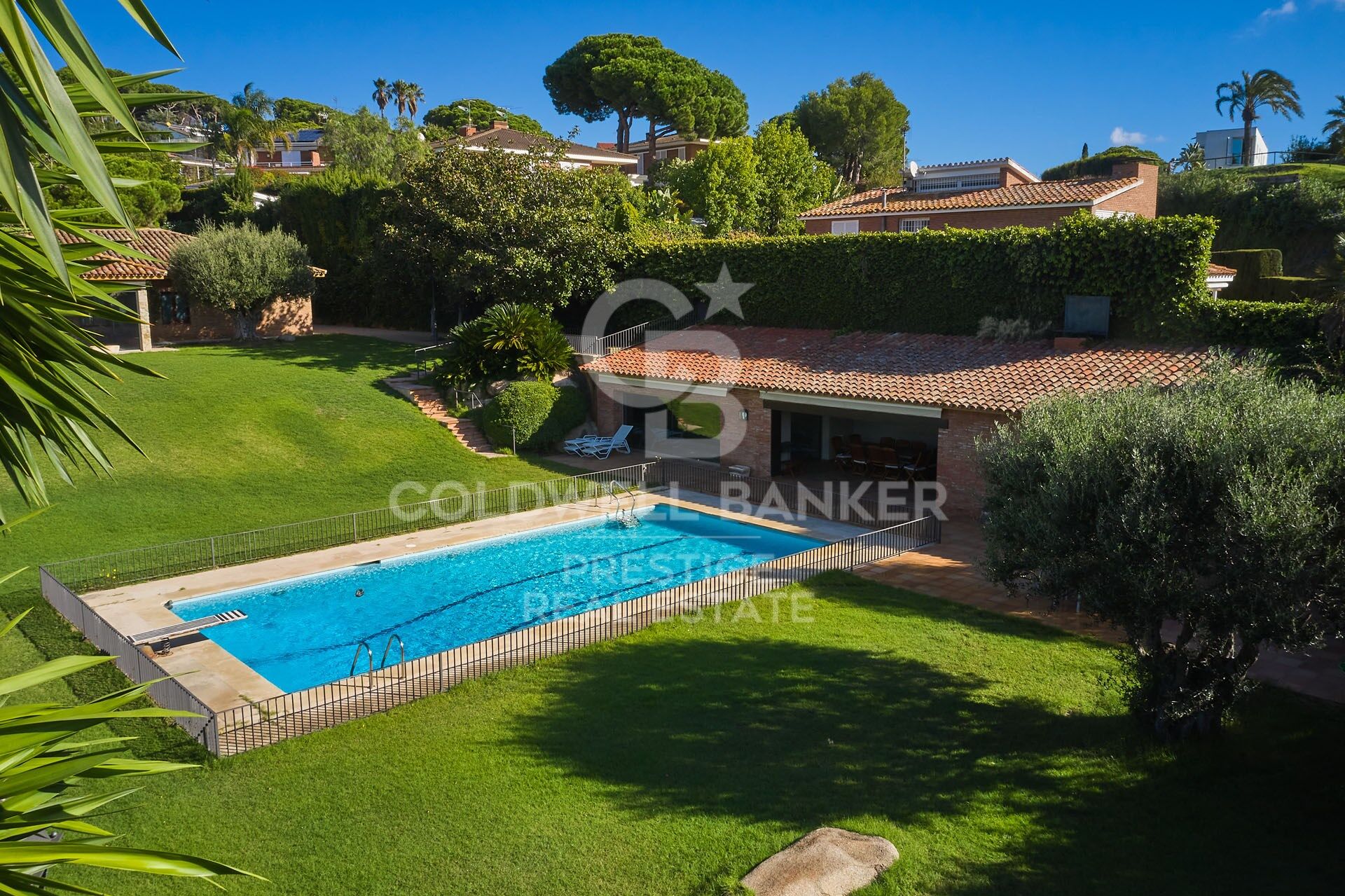 Casa con amplio terreno y vistas al mar, frente al Golf de Sant Andreu de LLavaneras