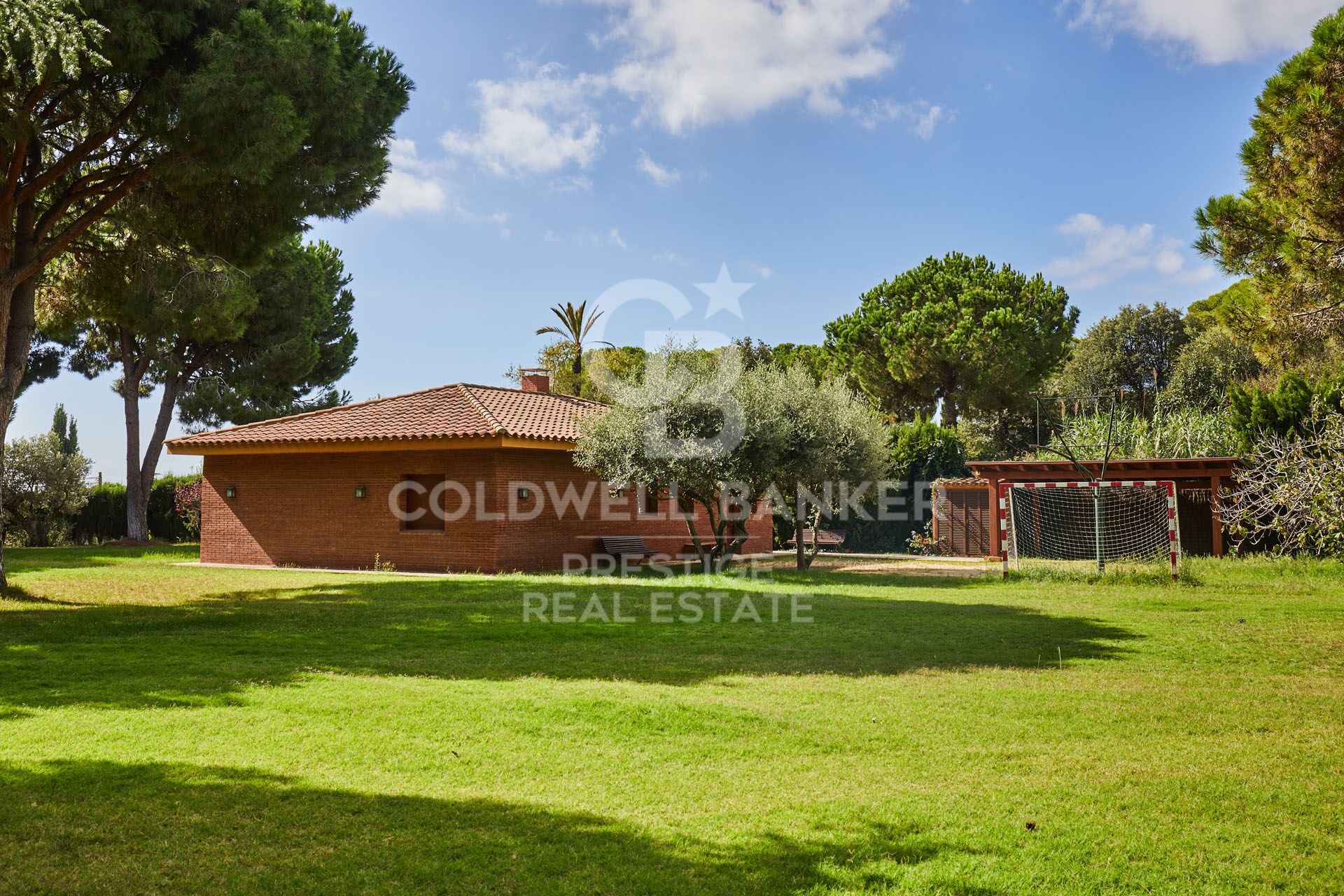 Casa con amplio terreno y vistas al mar, frente al Golf de Sant Andreu de LLavaneras