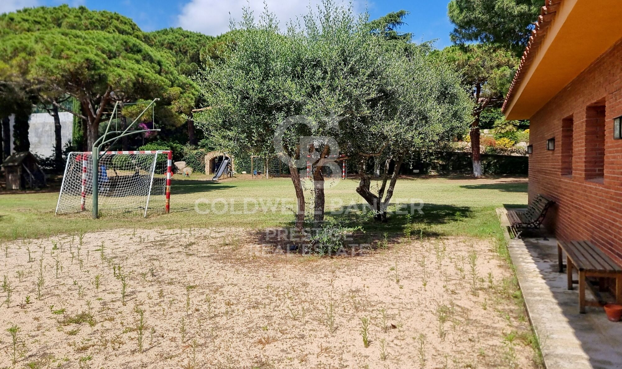 Casa con amplio terreno y vistas al mar, frente al Golf de Sant Andreu de LLavaneras