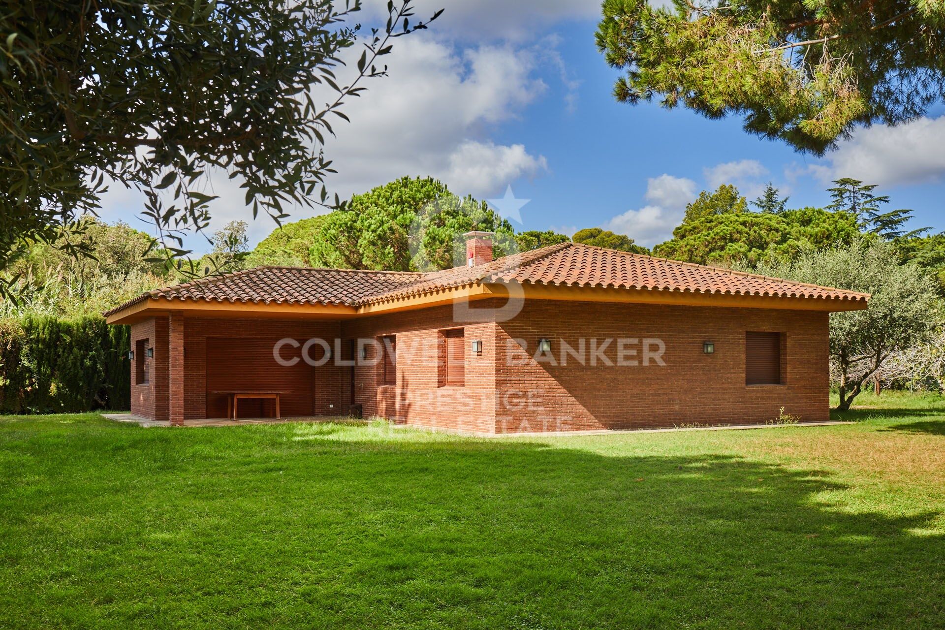 Casa con amplio terreno y vistas al mar, frente al Golf de Sant Andreu de LLavaneras