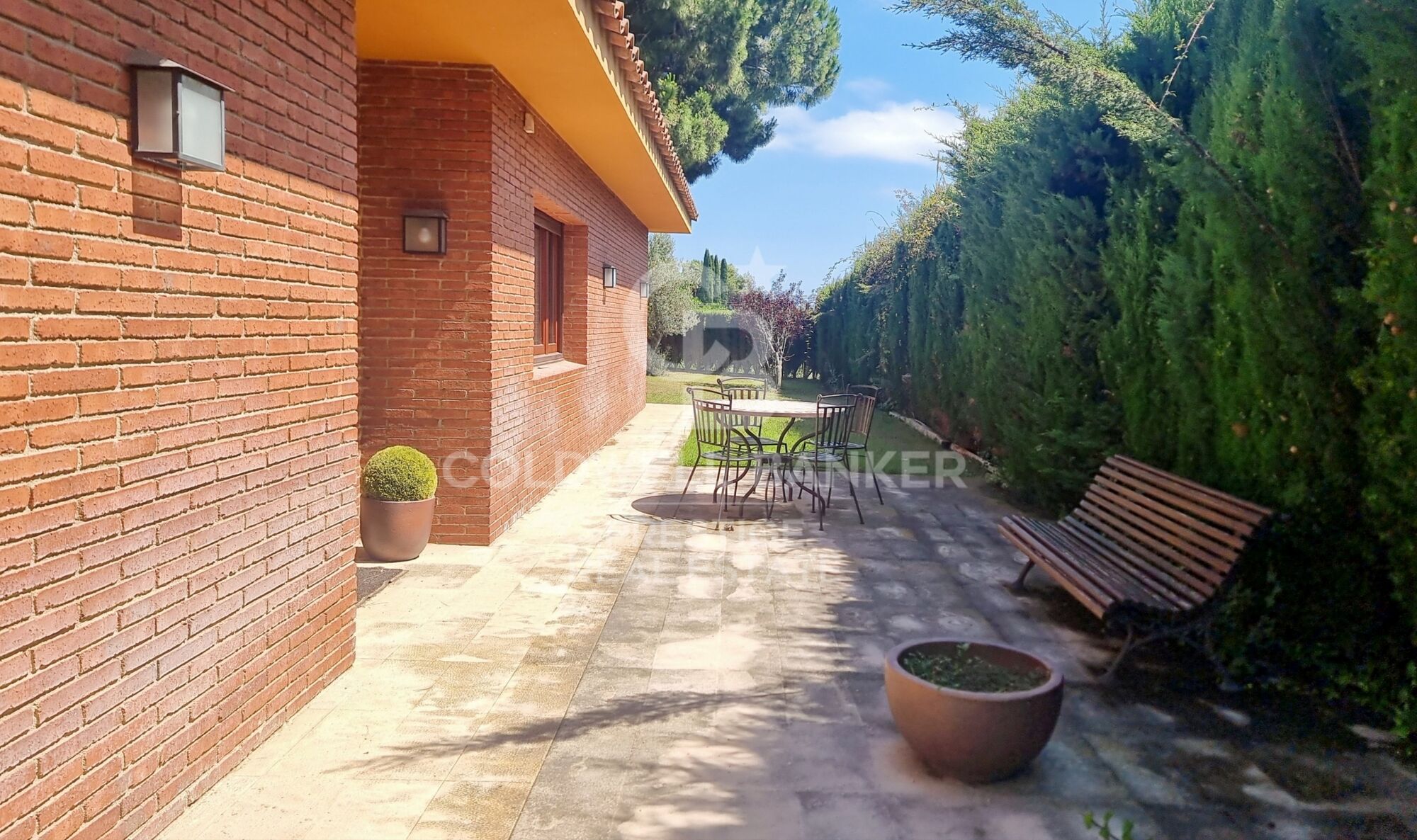 Casa con amplio terreno y vistas al mar, frente al Golf de Sant Andreu de LLavaneras