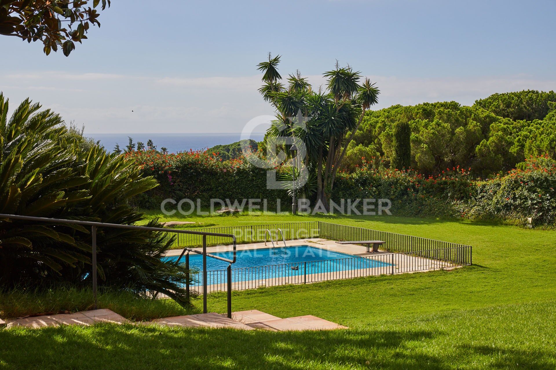 Casa con amplio terreno y vistas al mar, frente al Golf de Sant Andreu de LLavaneras