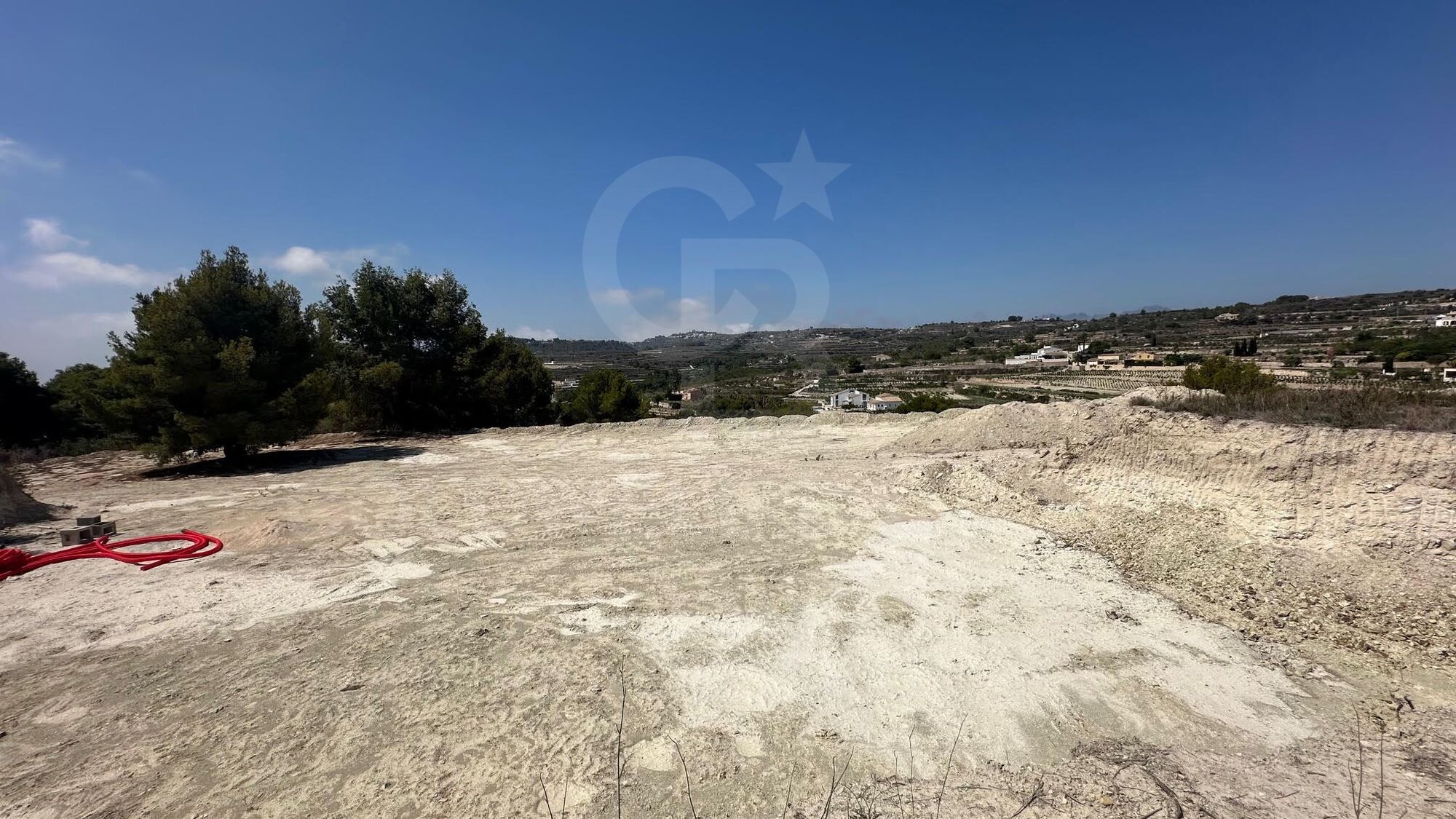 CHARMANT TERRAIN RUSTIQUE