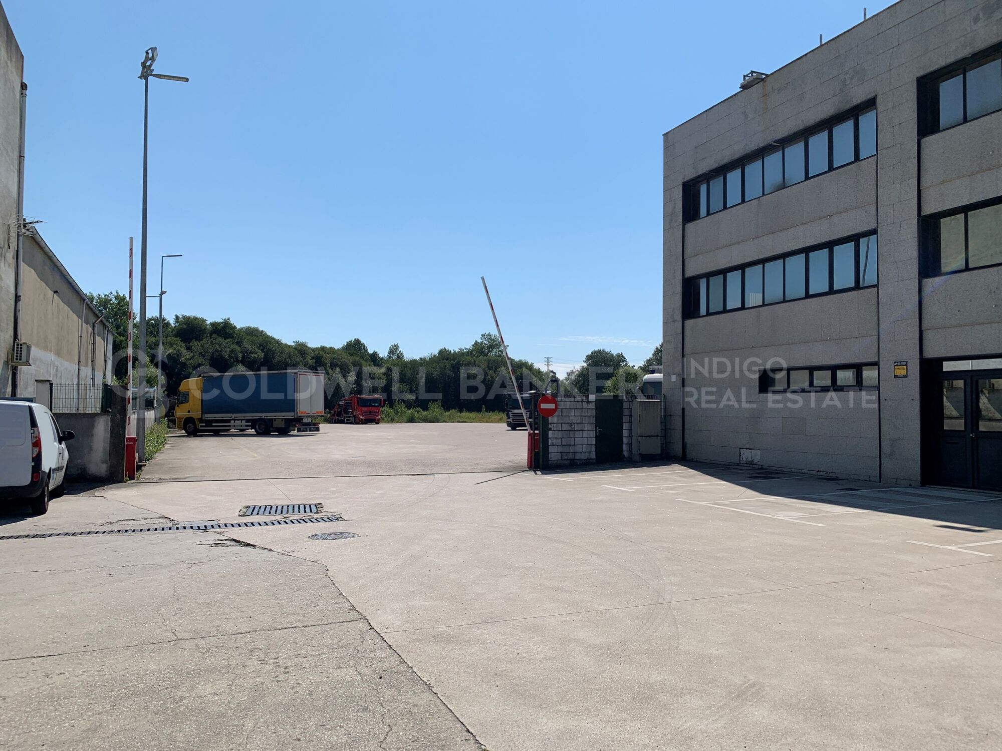 Nave industrial + oficinas, parcela de 15.000 m2 - Única en Vigo