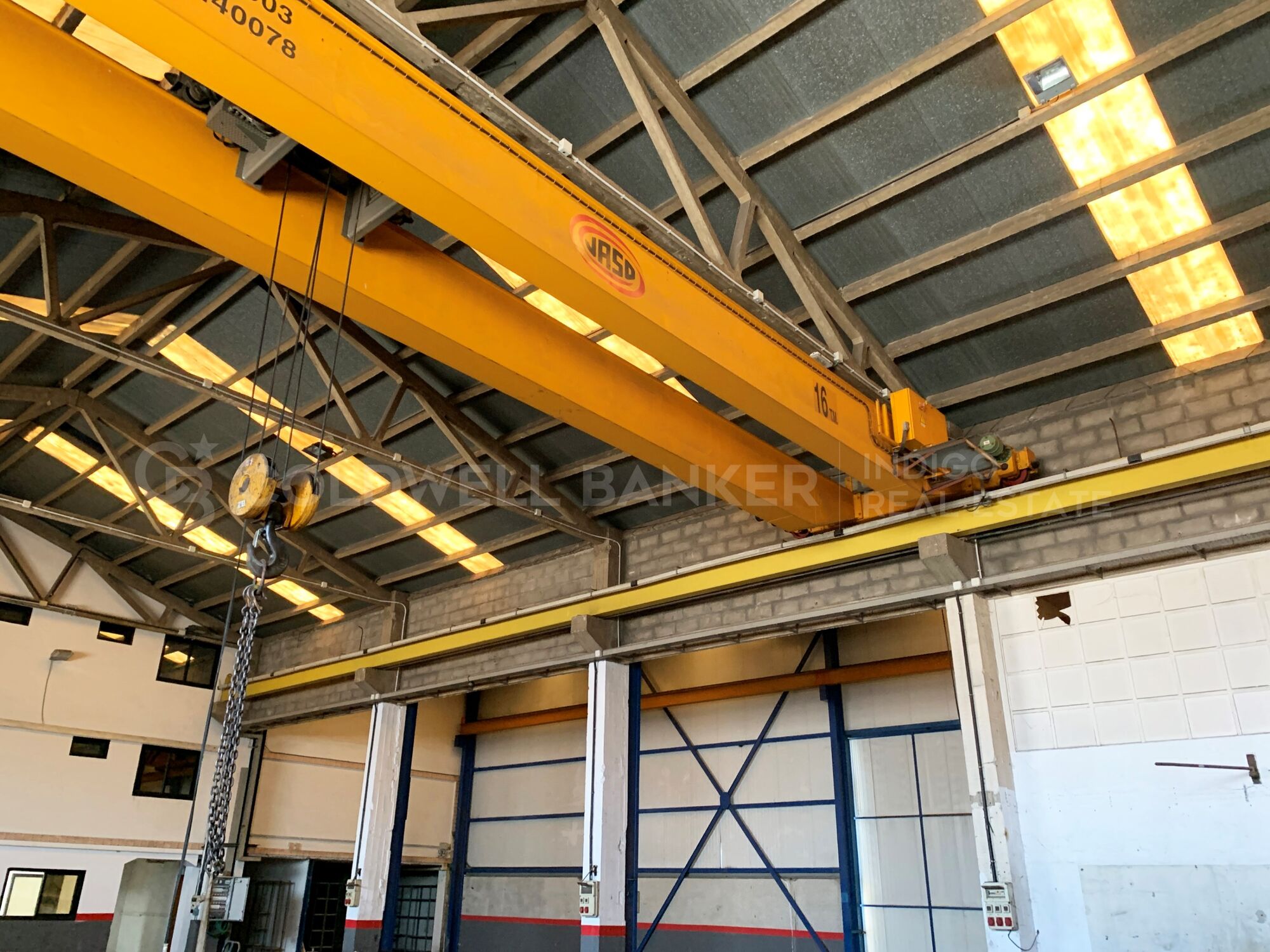 Nave industrial + oficinas, parcela de 15.000 m2 - Única en Vigo