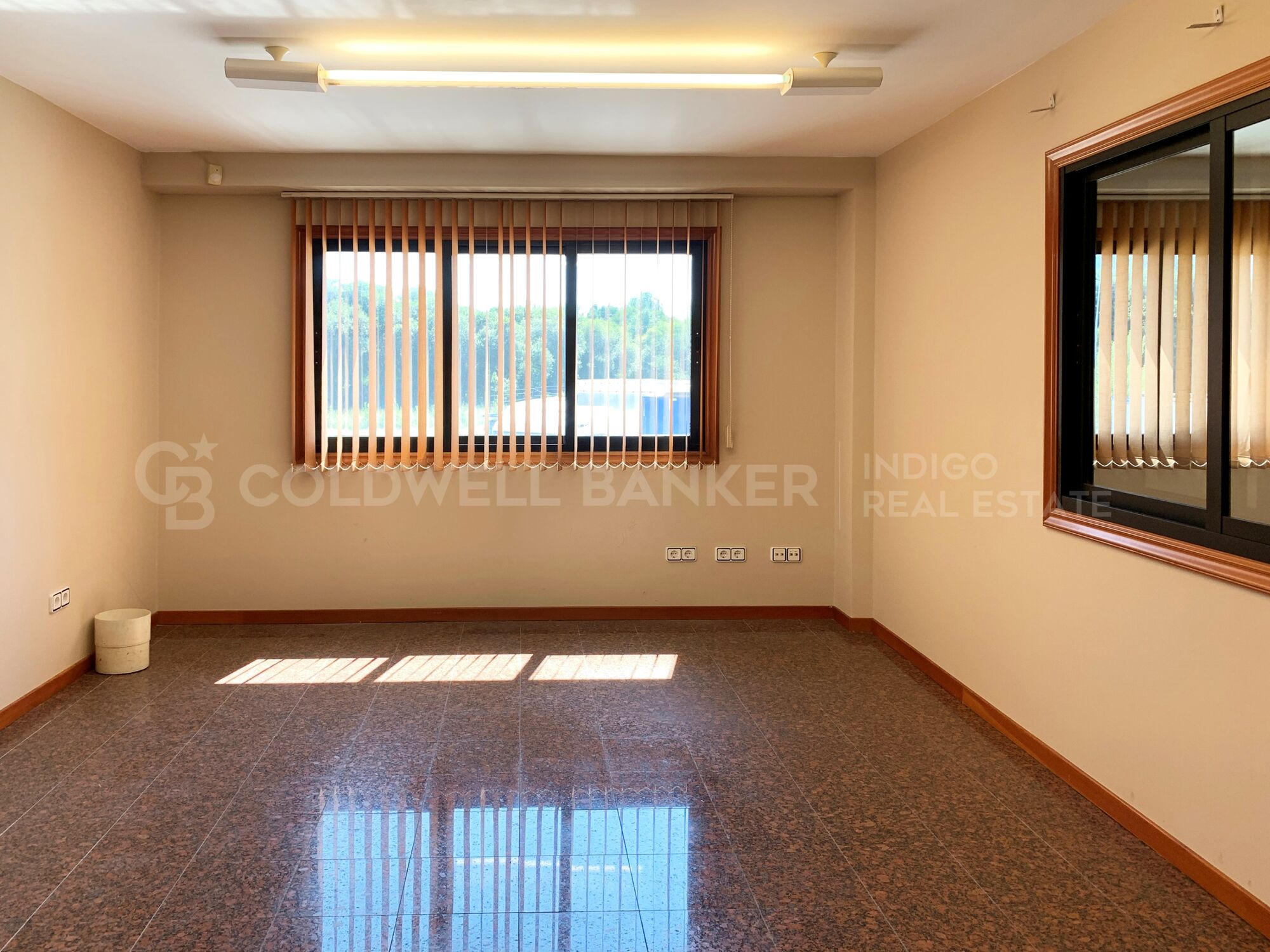 Nave industrial + oficinas, parcela de 15.000 m2 - Única en Vigo