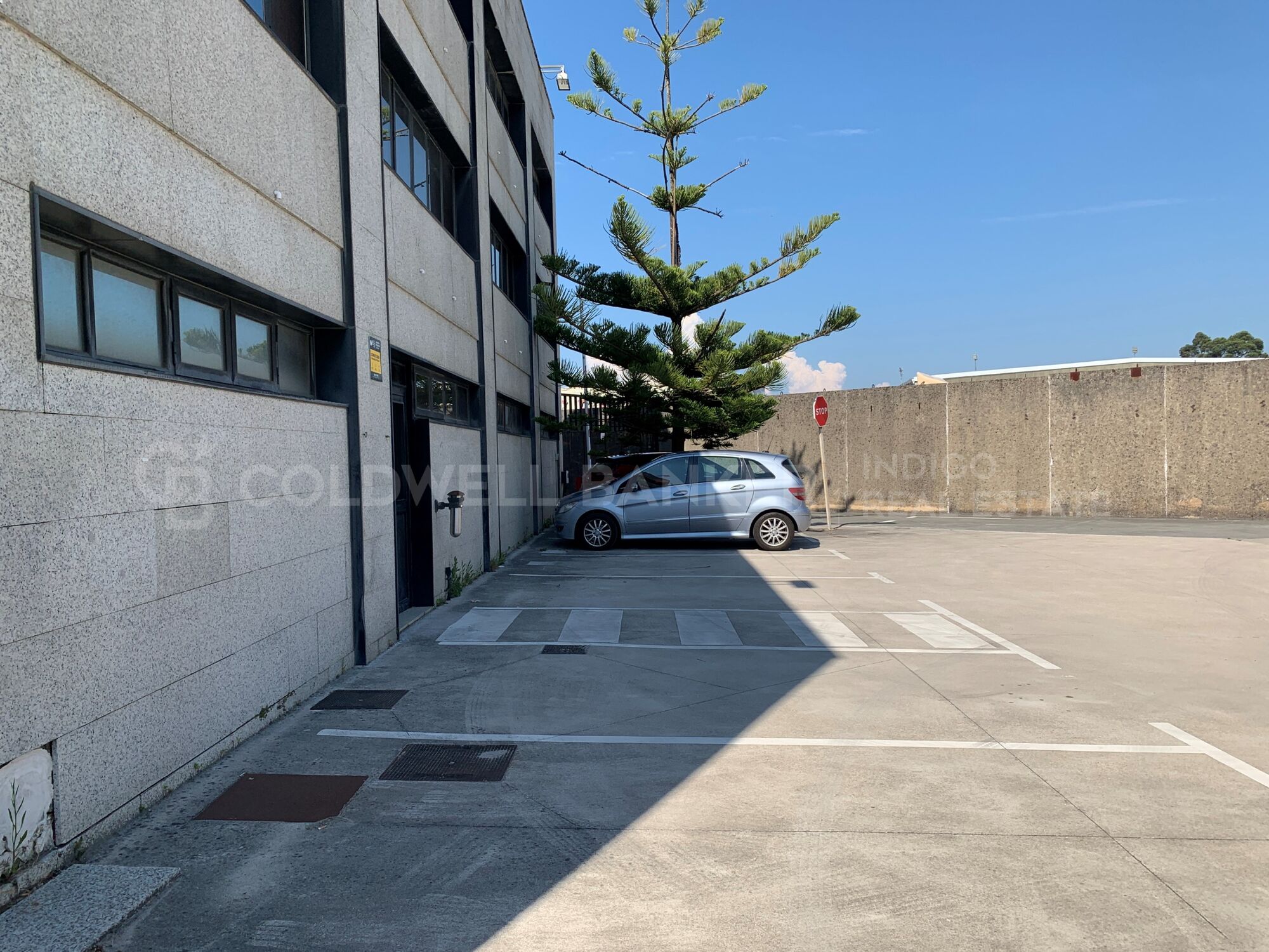 Nave industrial + oficinas, parcela de 15.000 m2 - Única en Vigo