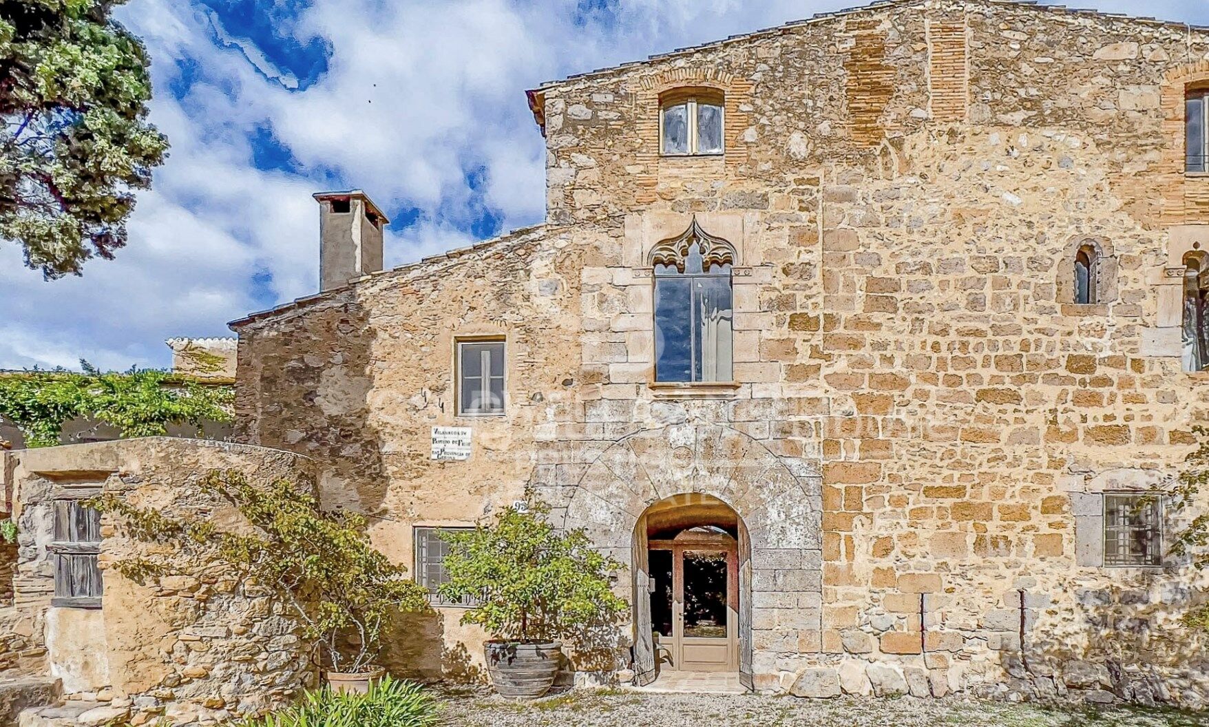 Imposantes Herrenhaus aus dem 16. Jahrhundert: Ein historisches Juwel zum Verkauf im Alt Empordà.