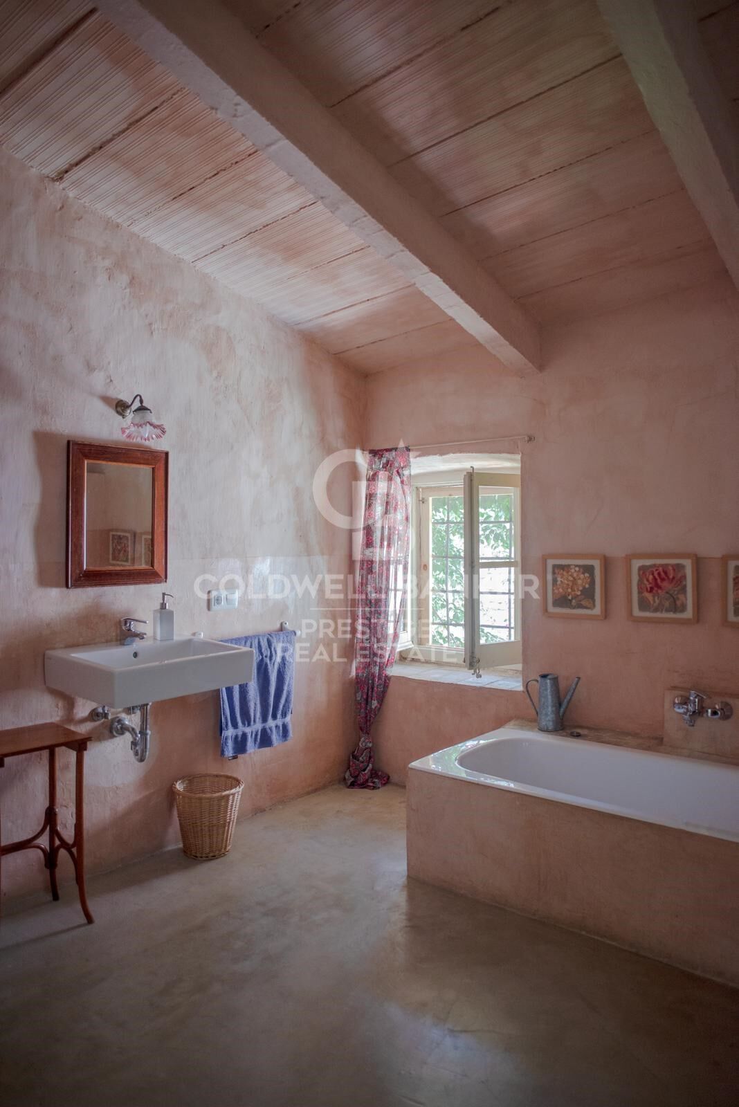 Majestic 16th-Century Manor: A Historic Gem for Sale in Alt Empordà.