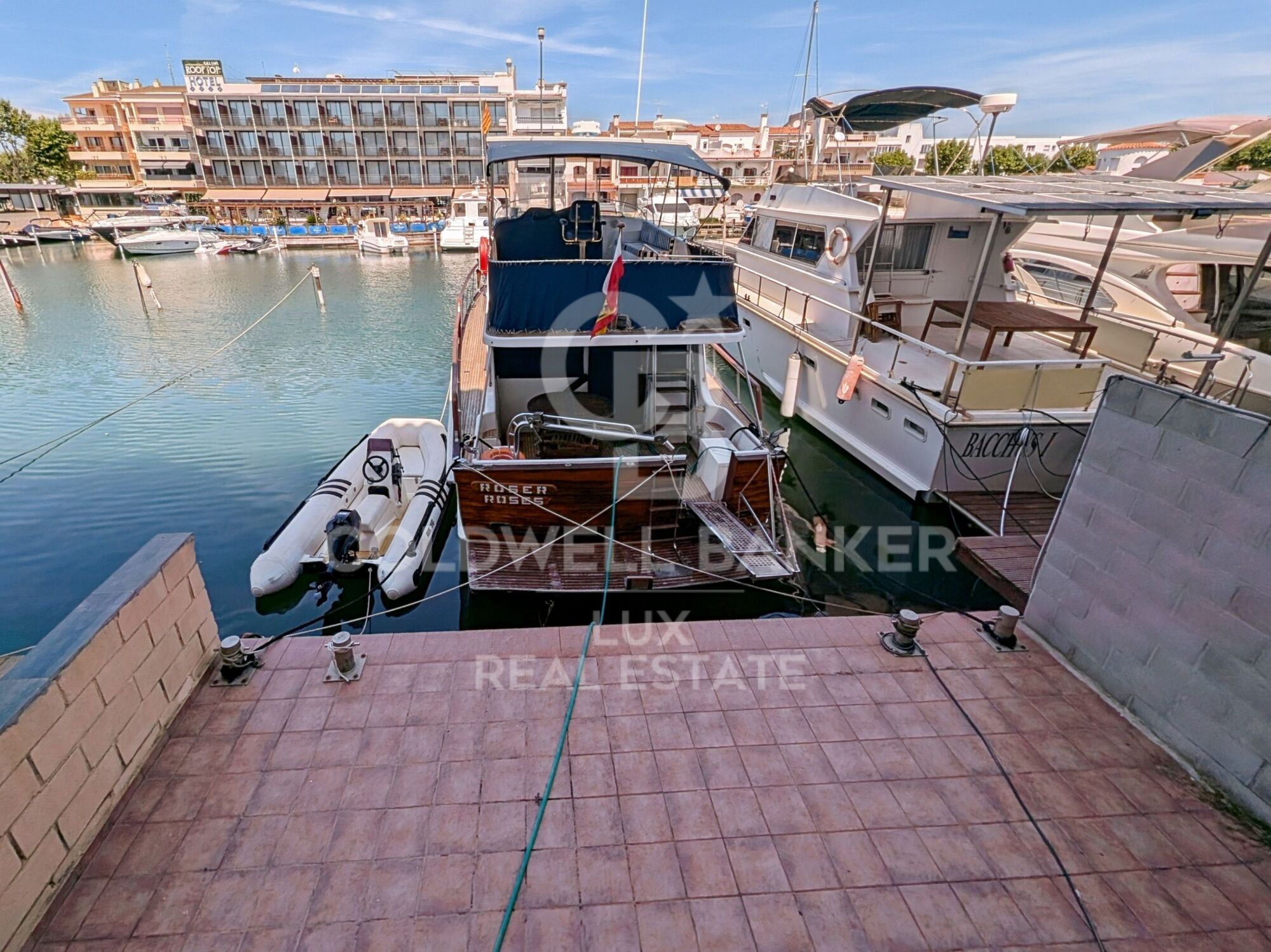 Gebäude zu verkaufen mit 3 Wohnungen und 20 m Liegeplatz in Salins, Empuriabrava