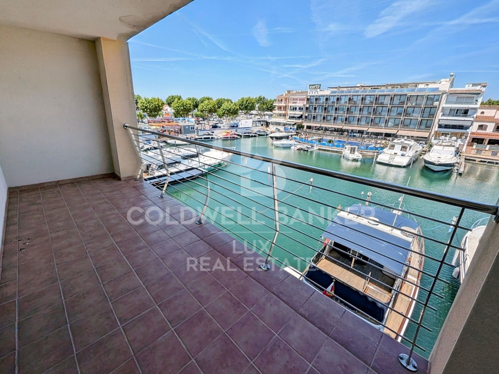 Immeuble en vente avec 3 appartements, garage et 20 m d'amarre à Salins, Empuriabrava