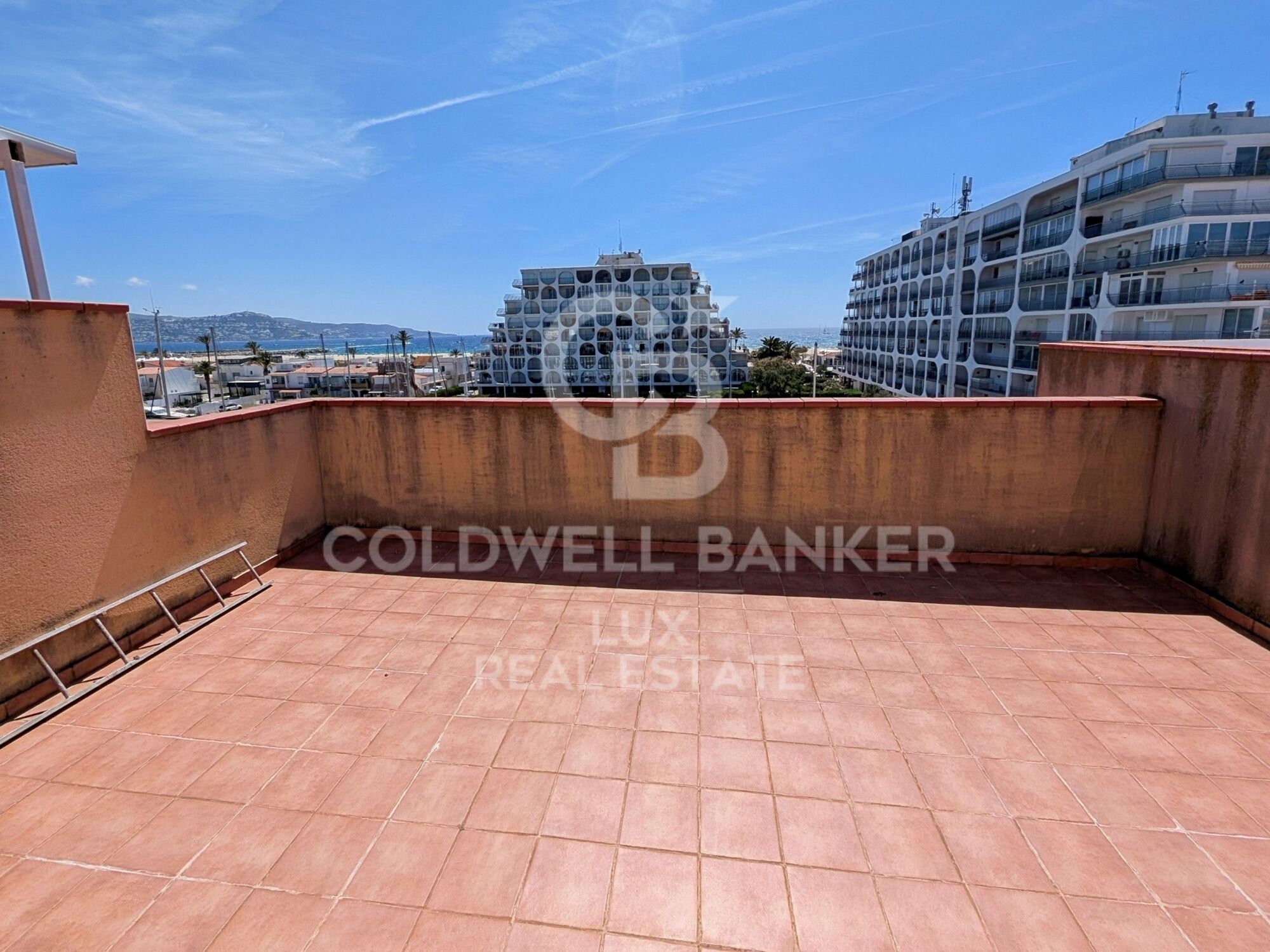 Immeuble en vente avec 3 appartements, garage et 20 m d'amarre à Salins, Empuriabrava