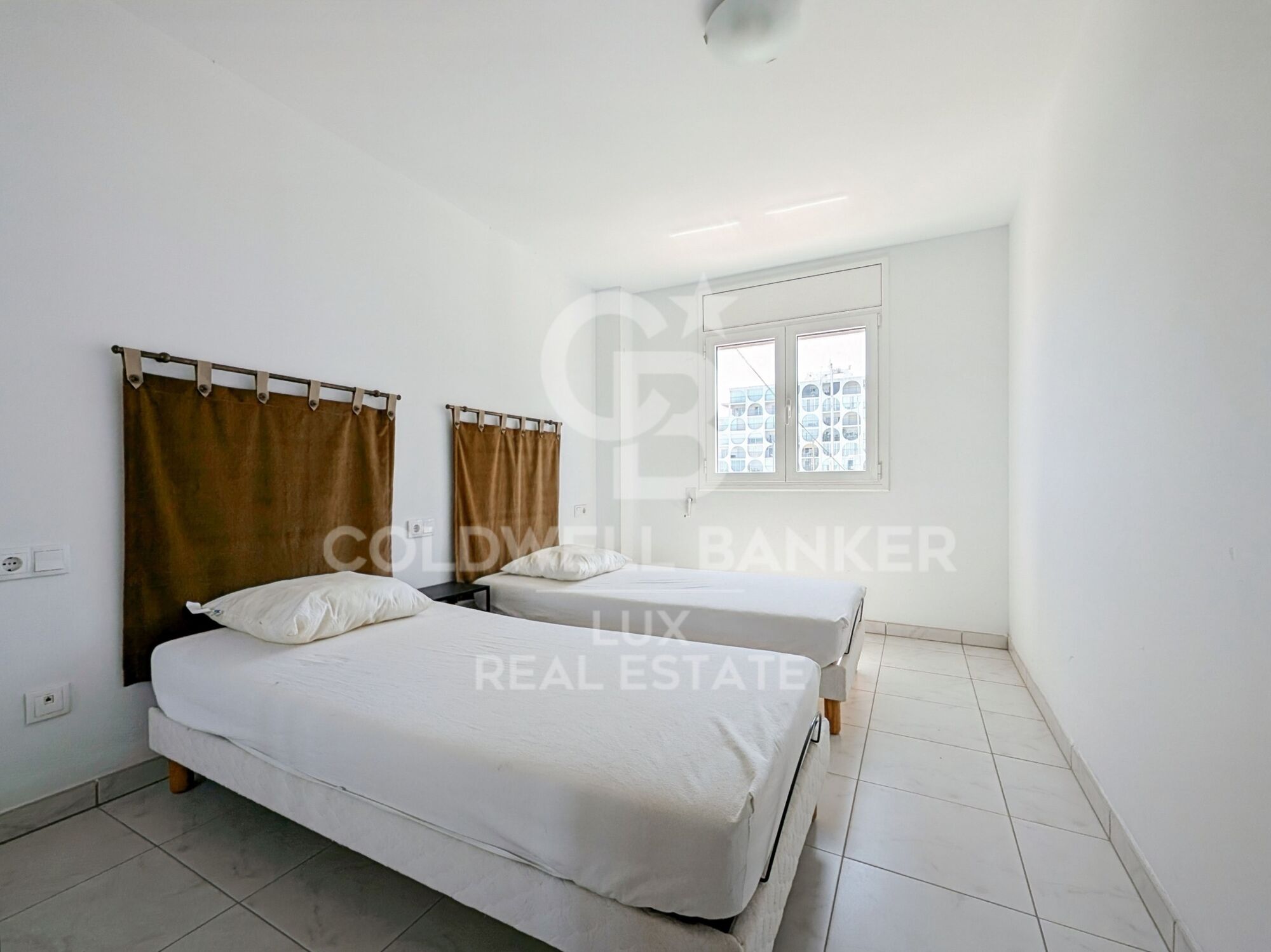 Immeuble en vente avec 3 appartements, garage et 20 m d'amarre à Salins, Empuriabrava