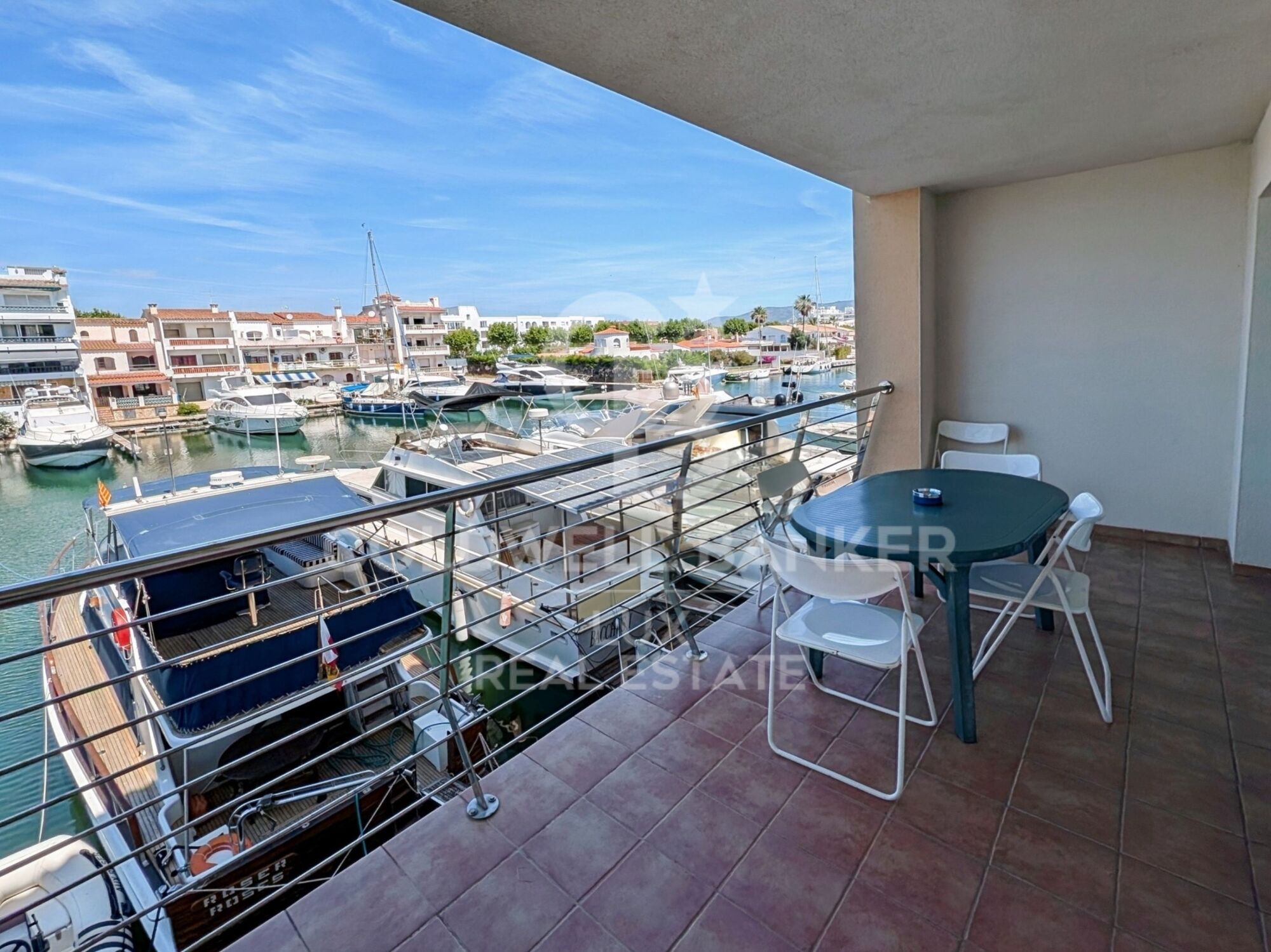 Immeuble en vente avec 3 appartements, garage et 20 m d'amarre à Salins, Empuriabrava