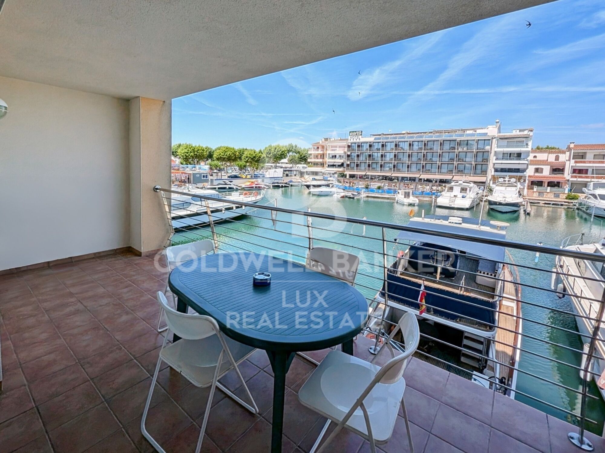 Immeuble en vente avec 3 appartements, garage et 20 m d'amarre à Salins, Empuriabrava