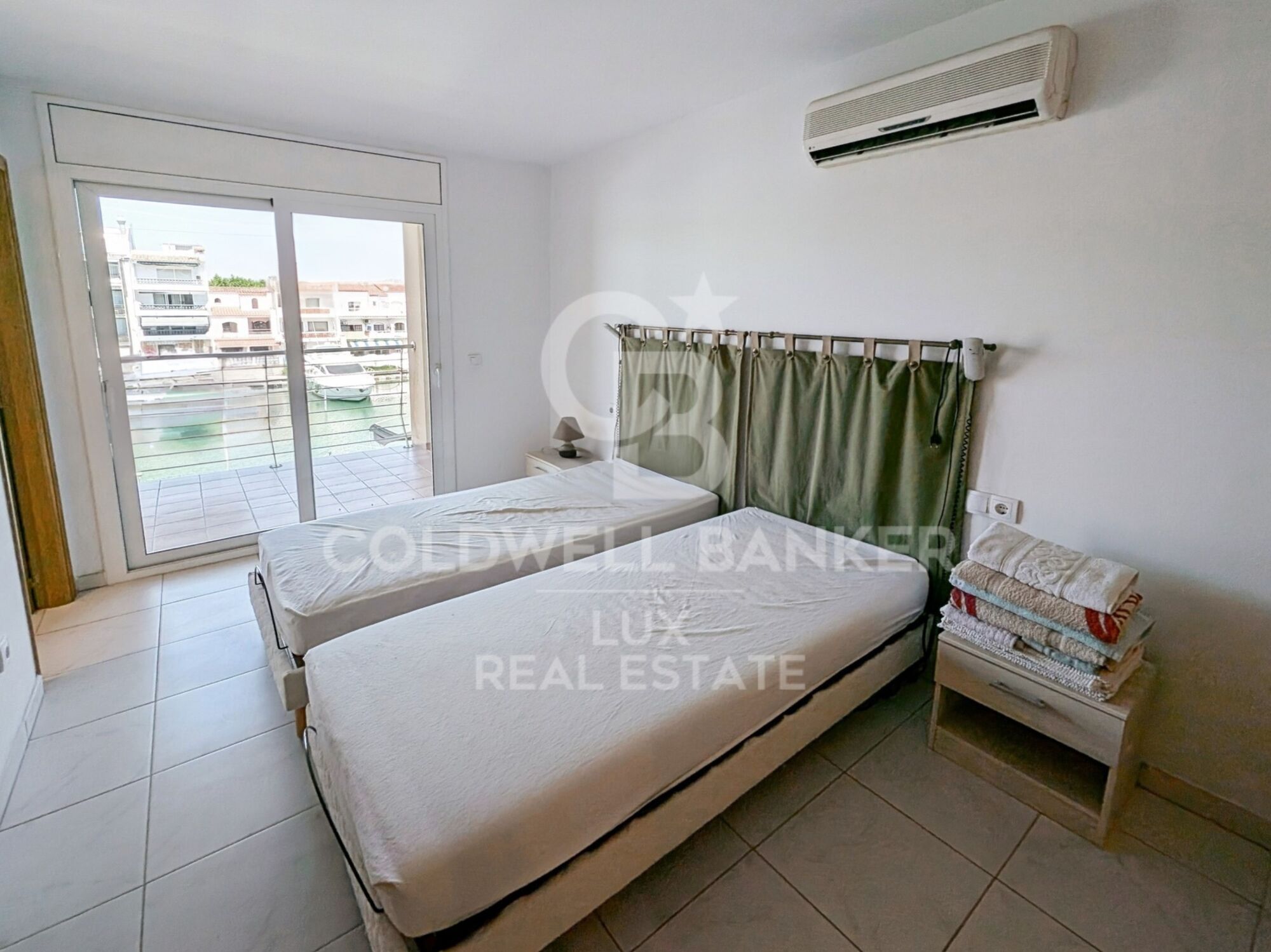 Immeuble en vente avec 3 appartements, garage et 20 m d'amarre à Salins, Empuriabrava