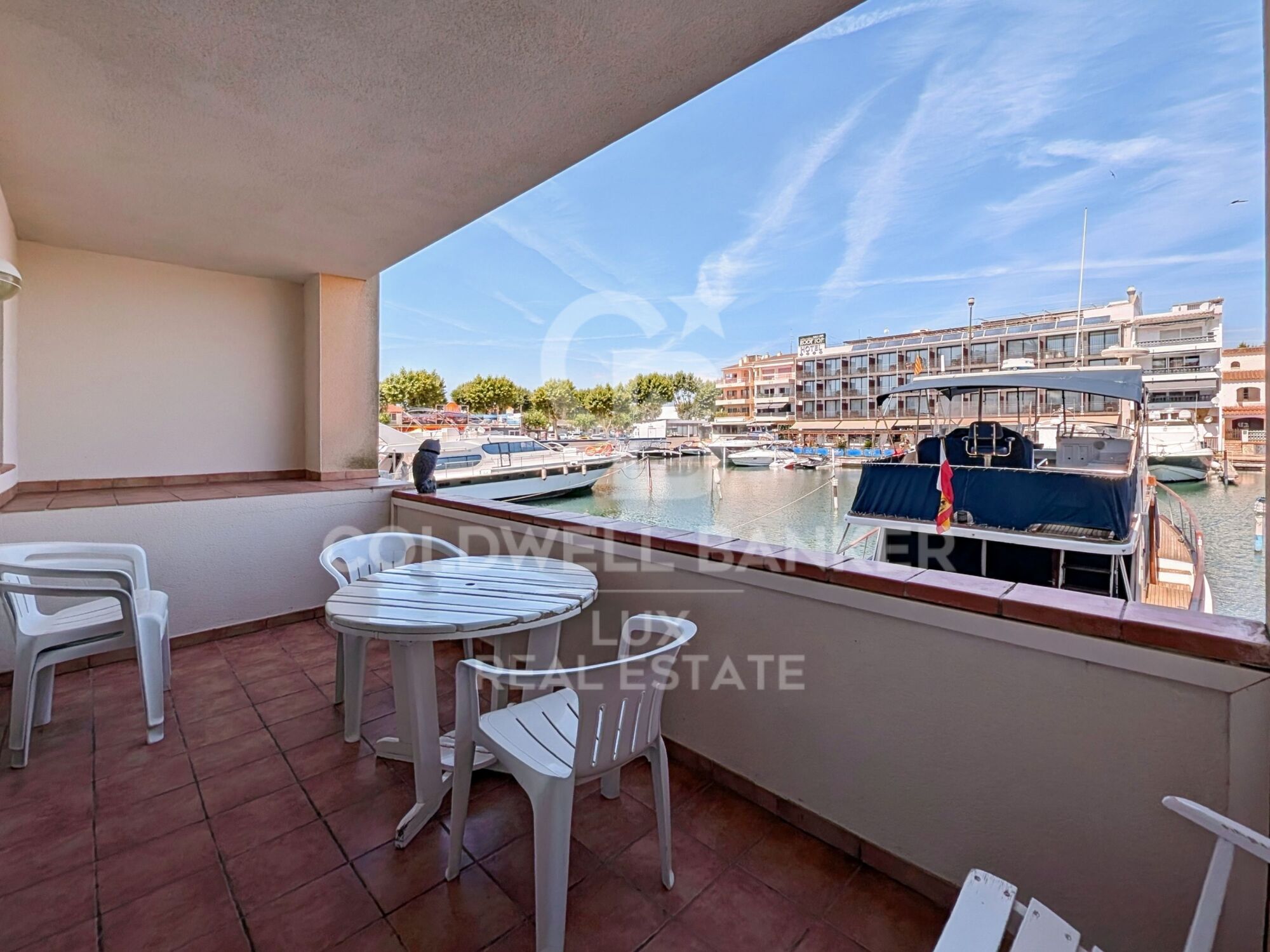 Immeuble en vente avec 3 appartements, garage et 20 m d'amarre à Salins, Empuriabrava