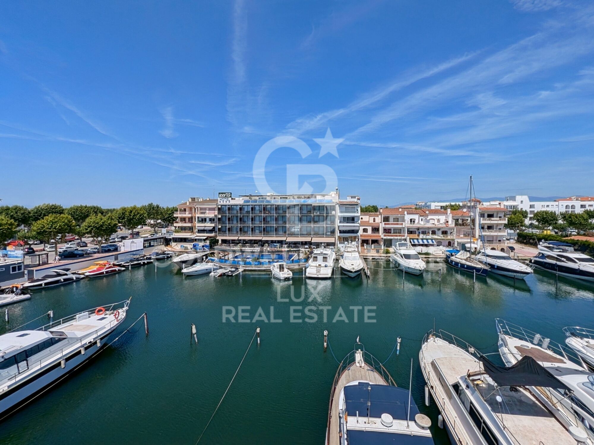 Edificio en venta de 3 apartamentos, garaje y 20 m de amarre en Salins, Empuriabrava