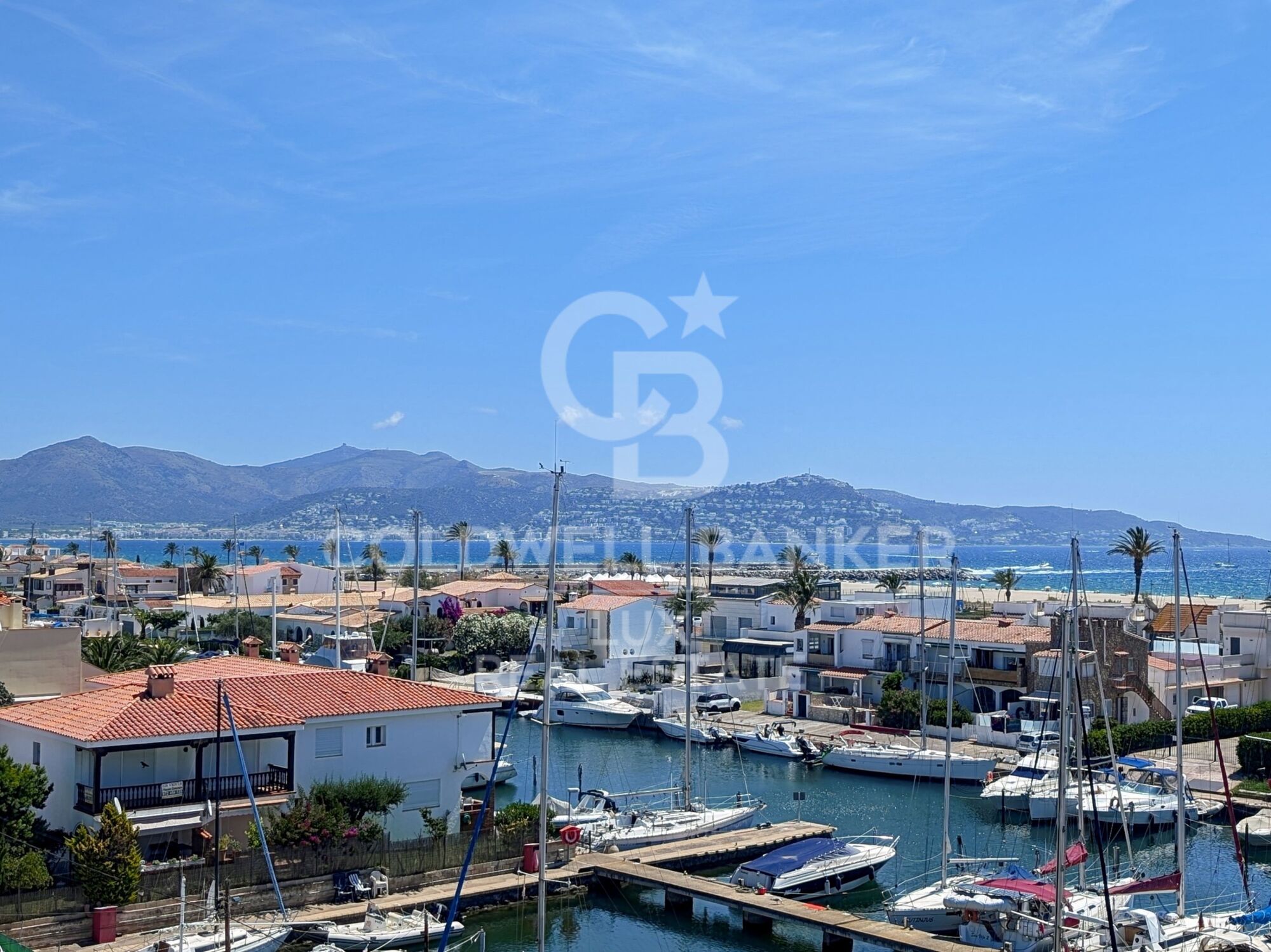 Edificio en venta de 3 apartamentos, garaje y 20 m de amarre en Salins, Empuriabrava