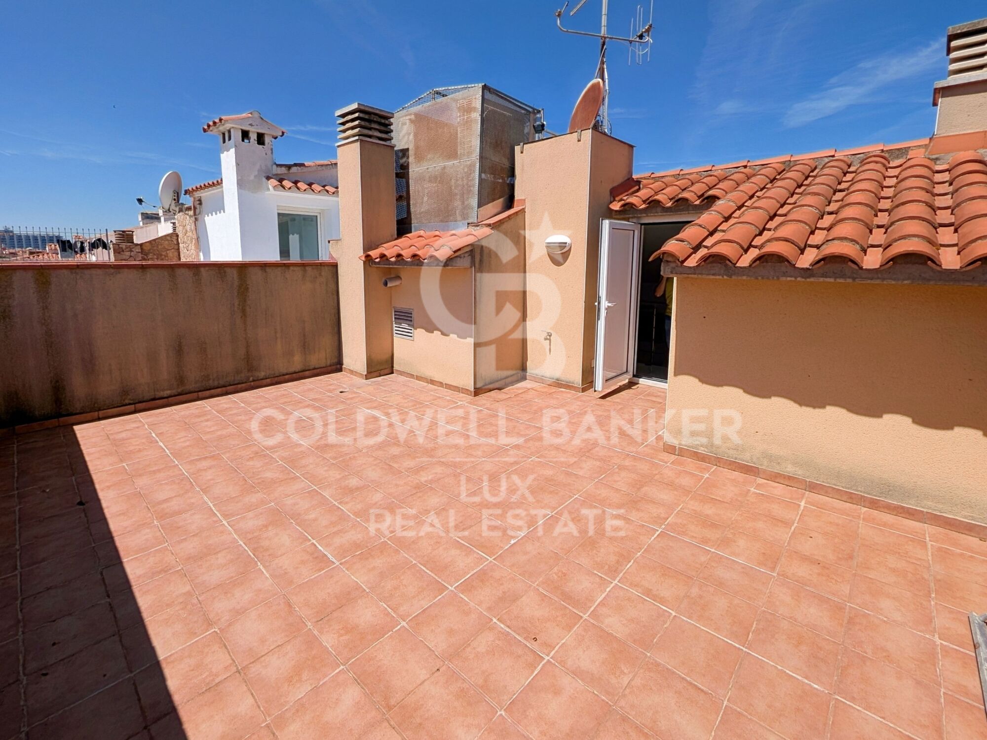 Edificio en venta de 3 apartamentos, garaje y 20 m de amarre en Salins, Empuriabrava