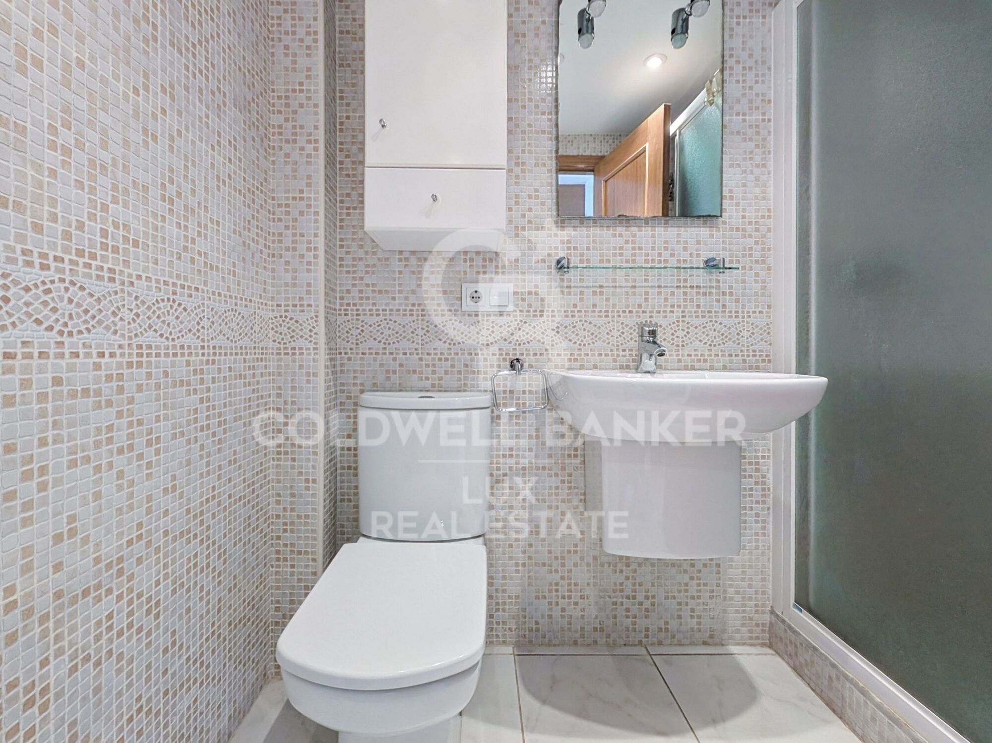 Edificio en venta de 3 apartamentos, garaje y 20 m de amarre en Salins, Empuriabrava